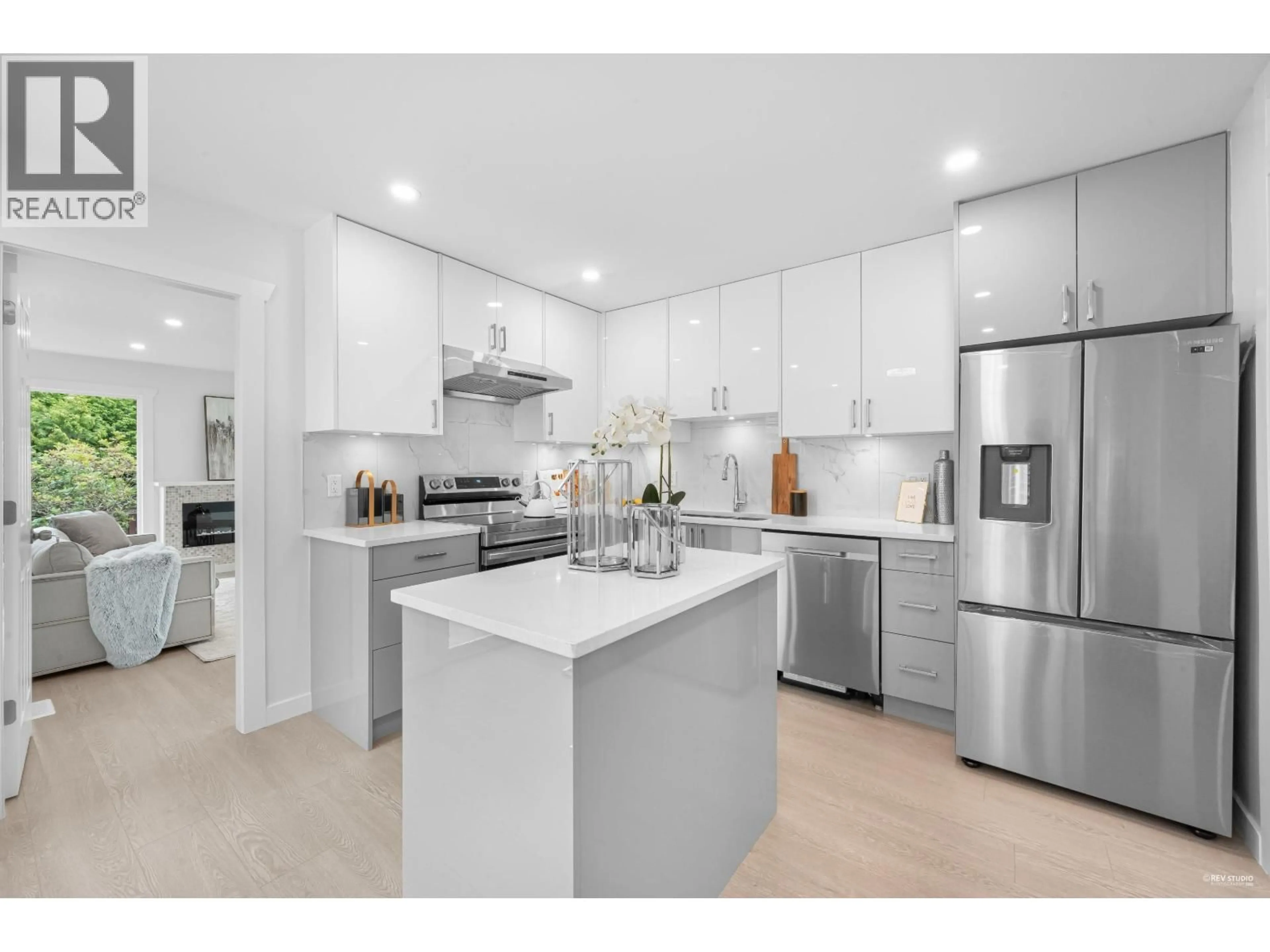 Open concept kitchen, ceramic/tile floor for 6038 GILLEY AVENUE, Burnaby British Columbia V5H4B3