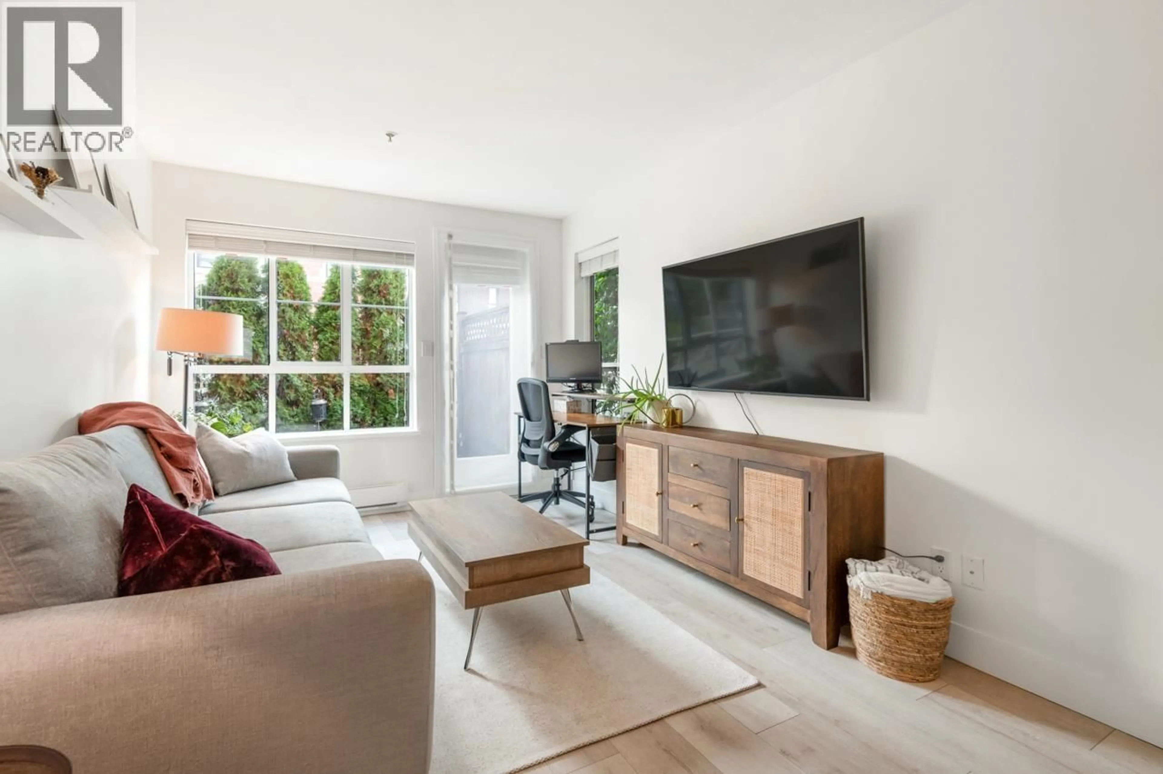 Living room with furniture, unknown for 101 - 525 AGNES STREET, New Westminster British Columbia V3L1G2
