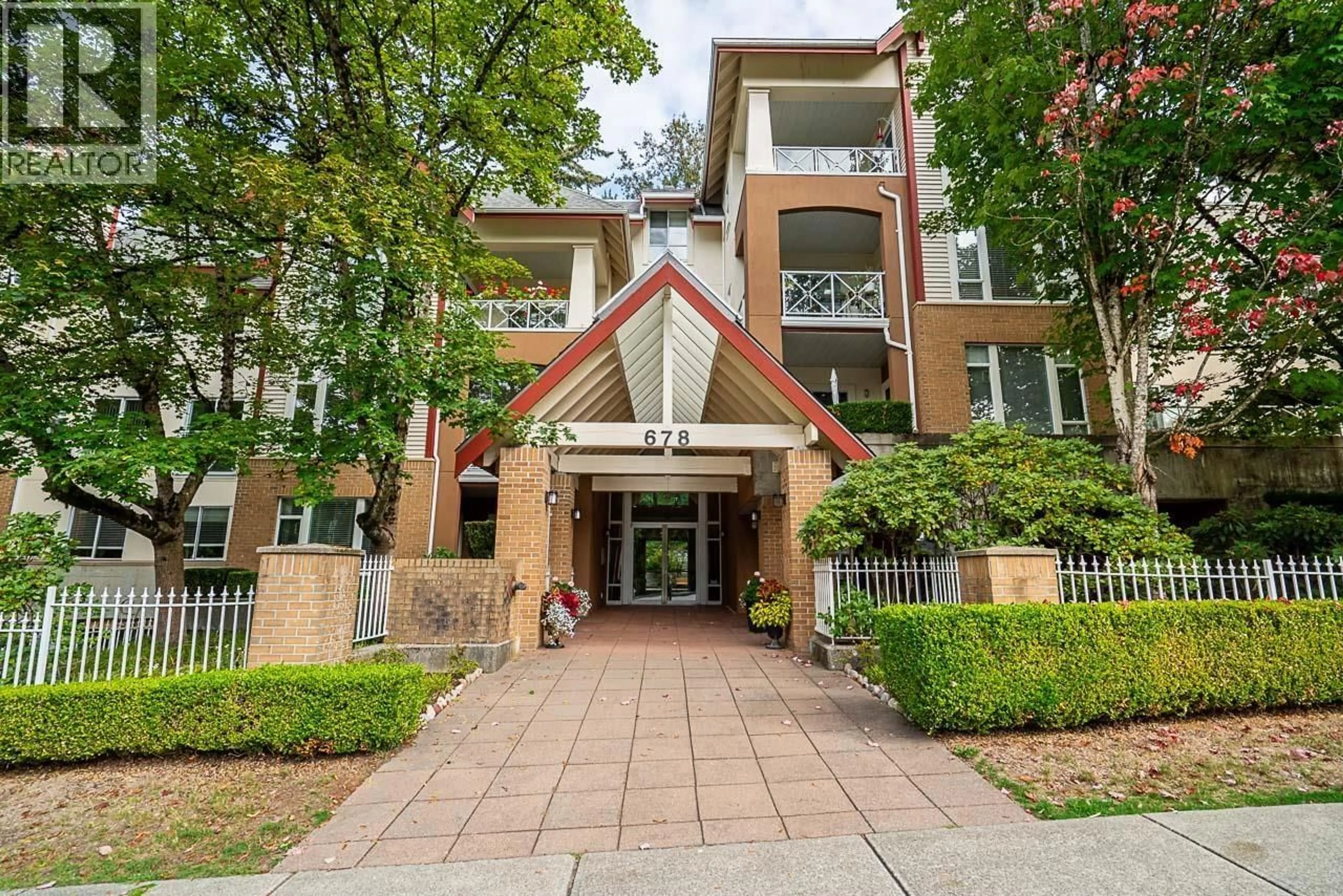 Indoor foyer for 207 - 678 QUEENS ROAD, North Vancouver British Columbia V7N2L3