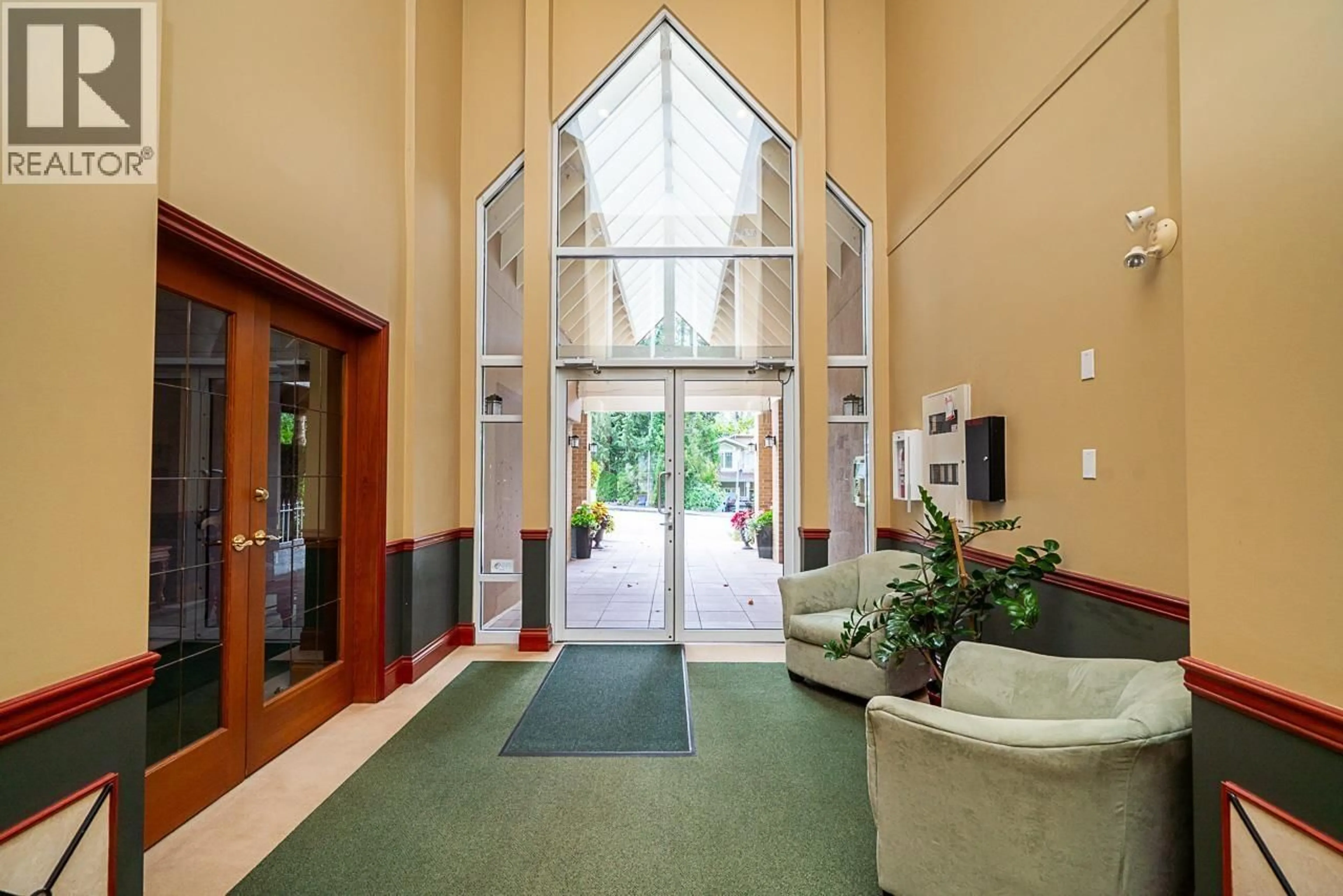 Indoor foyer for 207 - 678 QUEENS ROAD, North Vancouver British Columbia V7N2L3