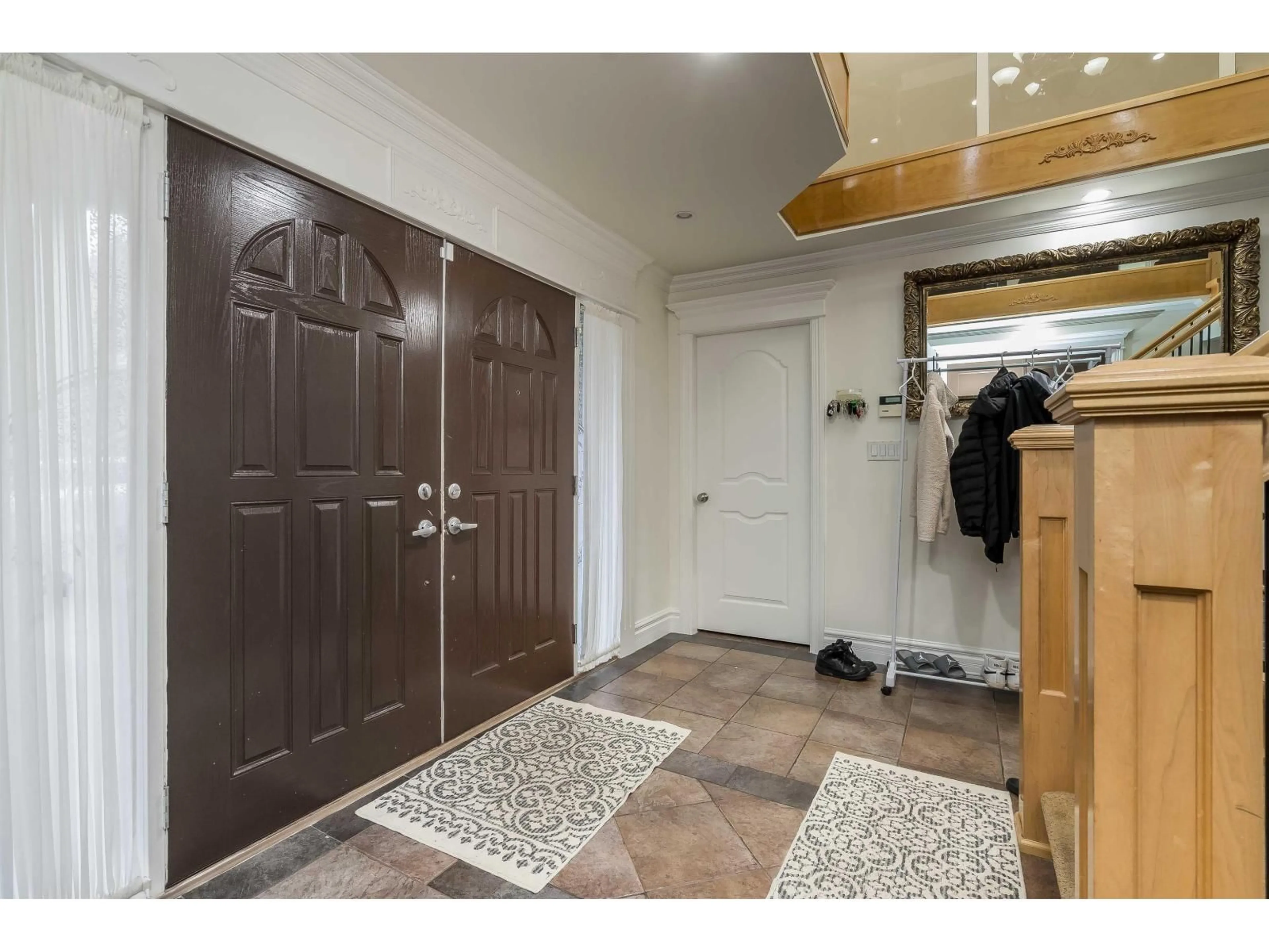 Indoor entryway for 13027 68 AVENUE, Surrey British Columbia V3W2E5