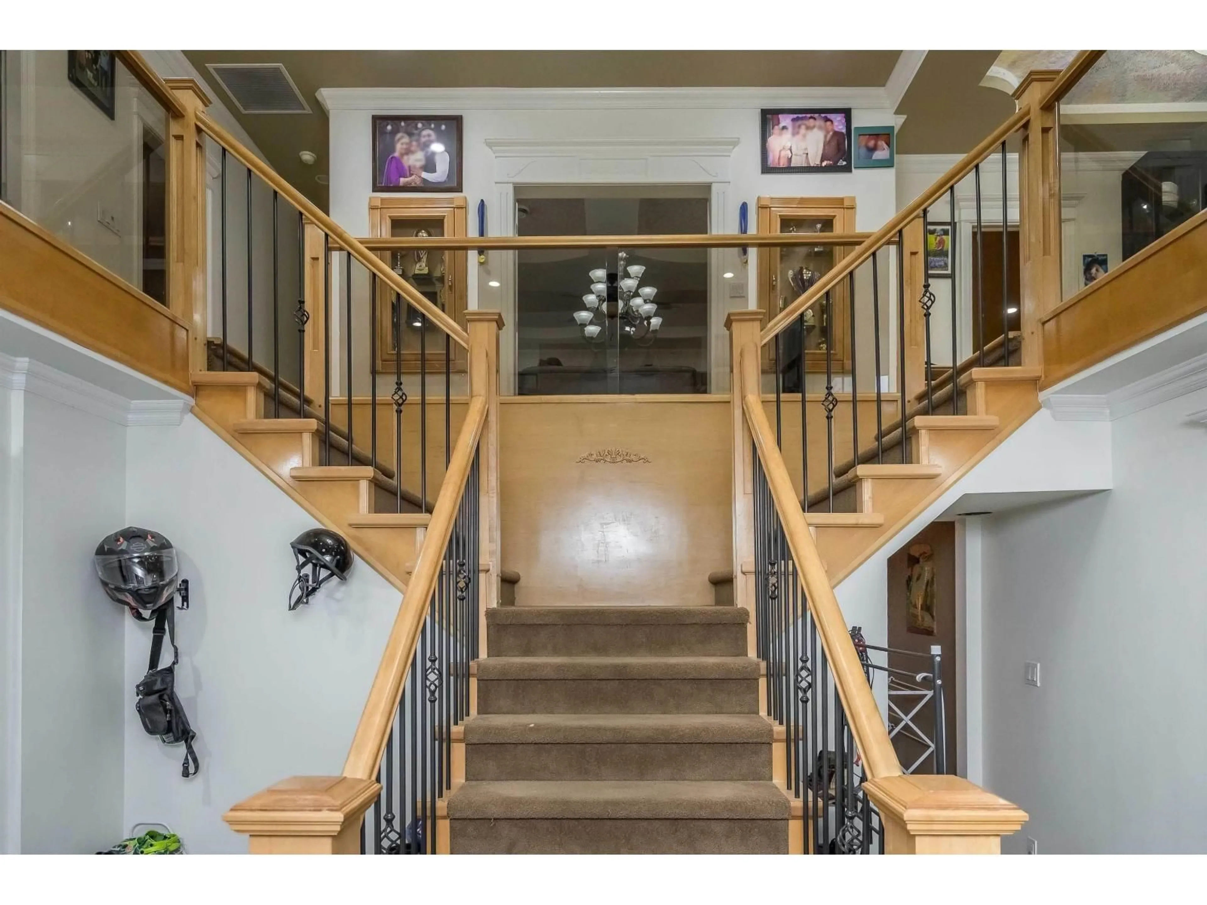 Indoor foyer for 13027 68 AVENUE, Surrey British Columbia V3W2E5