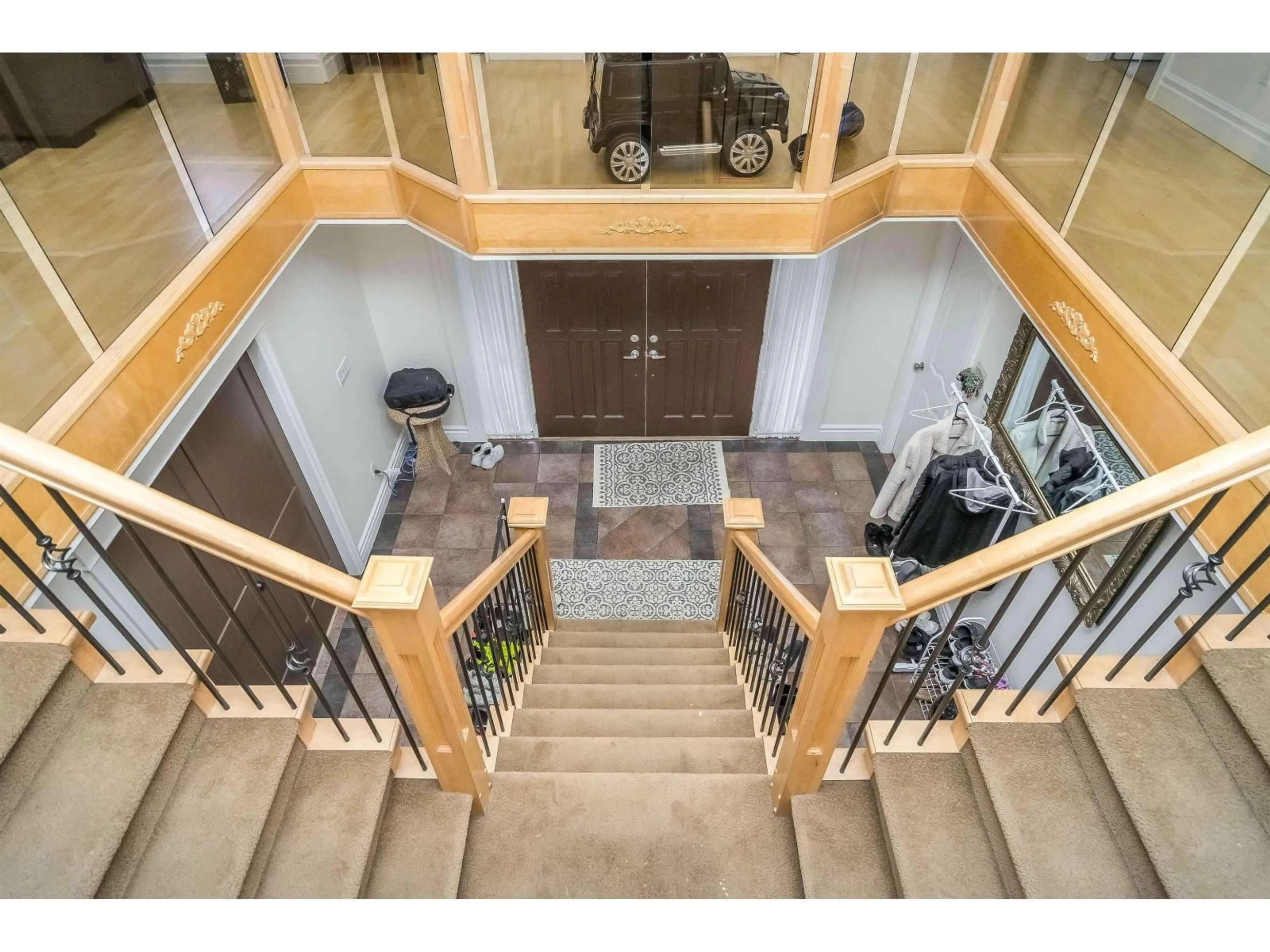 Indoor foyer for 13027 68 AVENUE, Surrey British Columbia V3W2E5