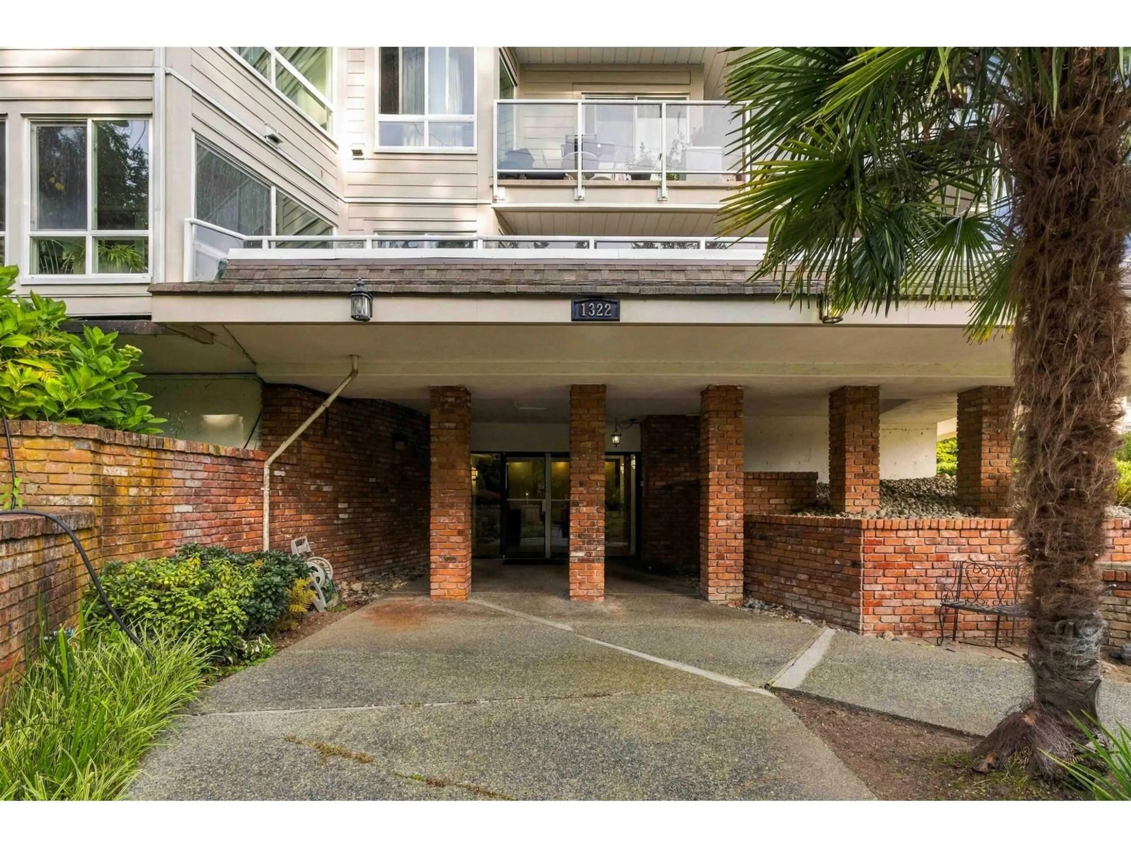 Indoor foyer for 102 - 1322 MARTIN STREET, White Rock British Columbia V4B3W5