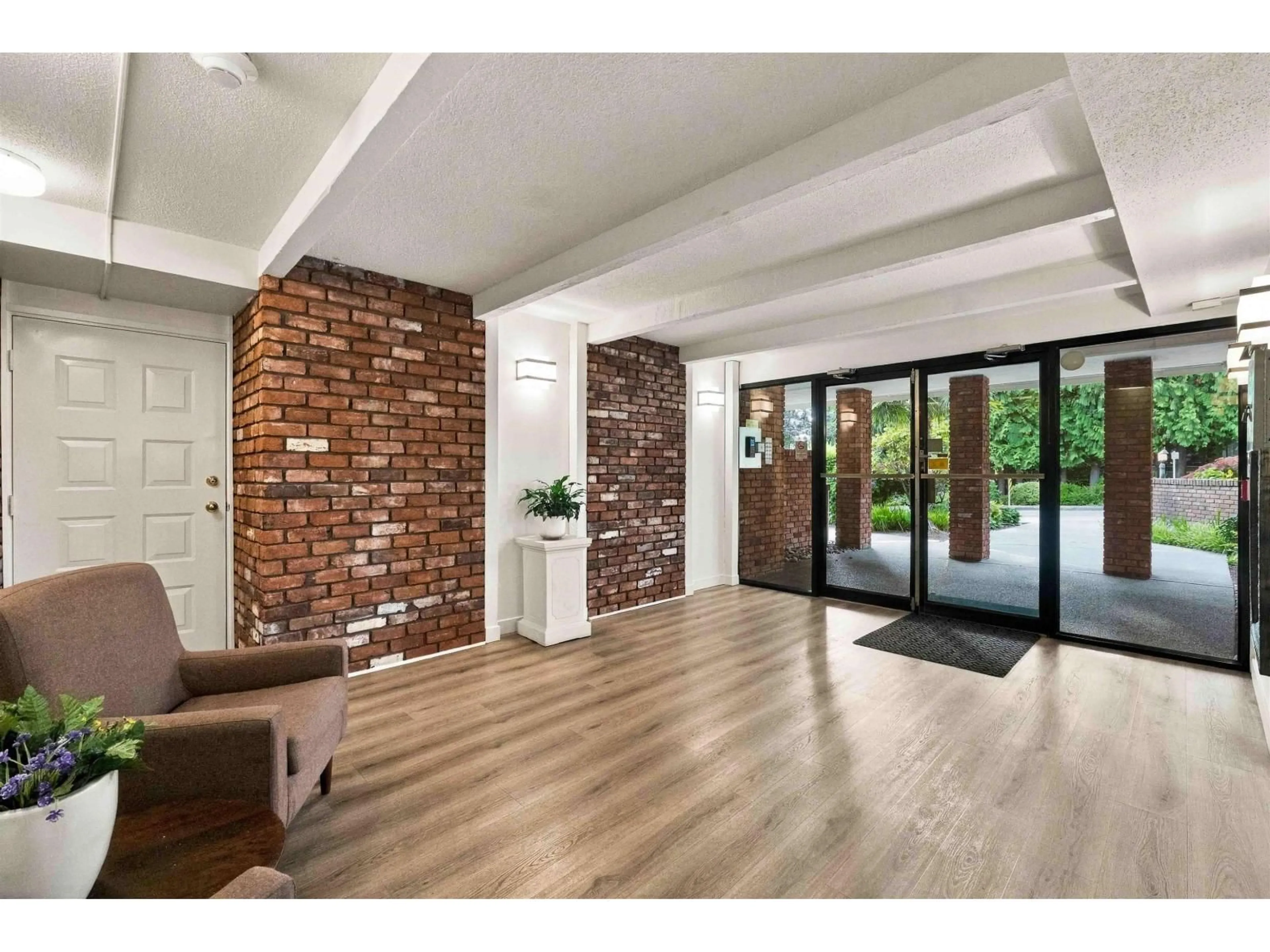 Indoor foyer for 102 - 1322 MARTIN STREET, White Rock British Columbia V4B3W5