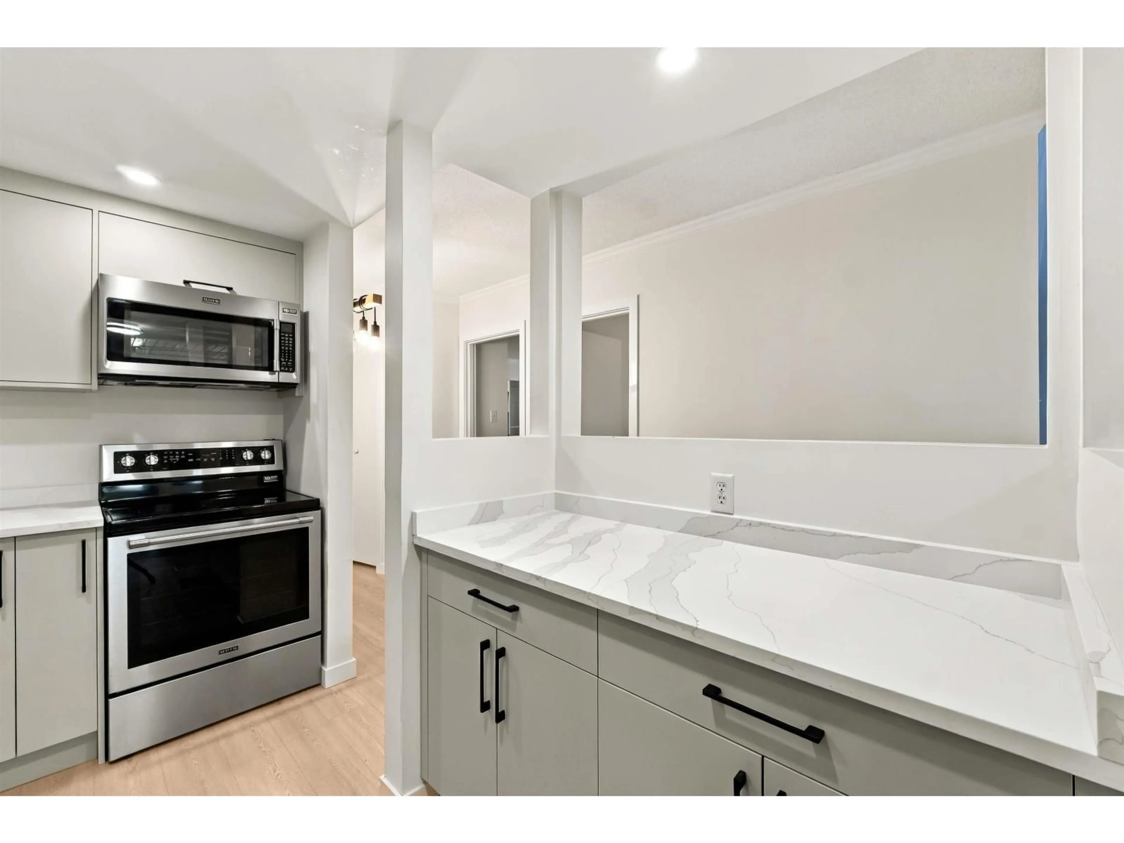 Unknown for 102 - 1322 MARTIN STREET, White Rock British Columbia V4B3W5