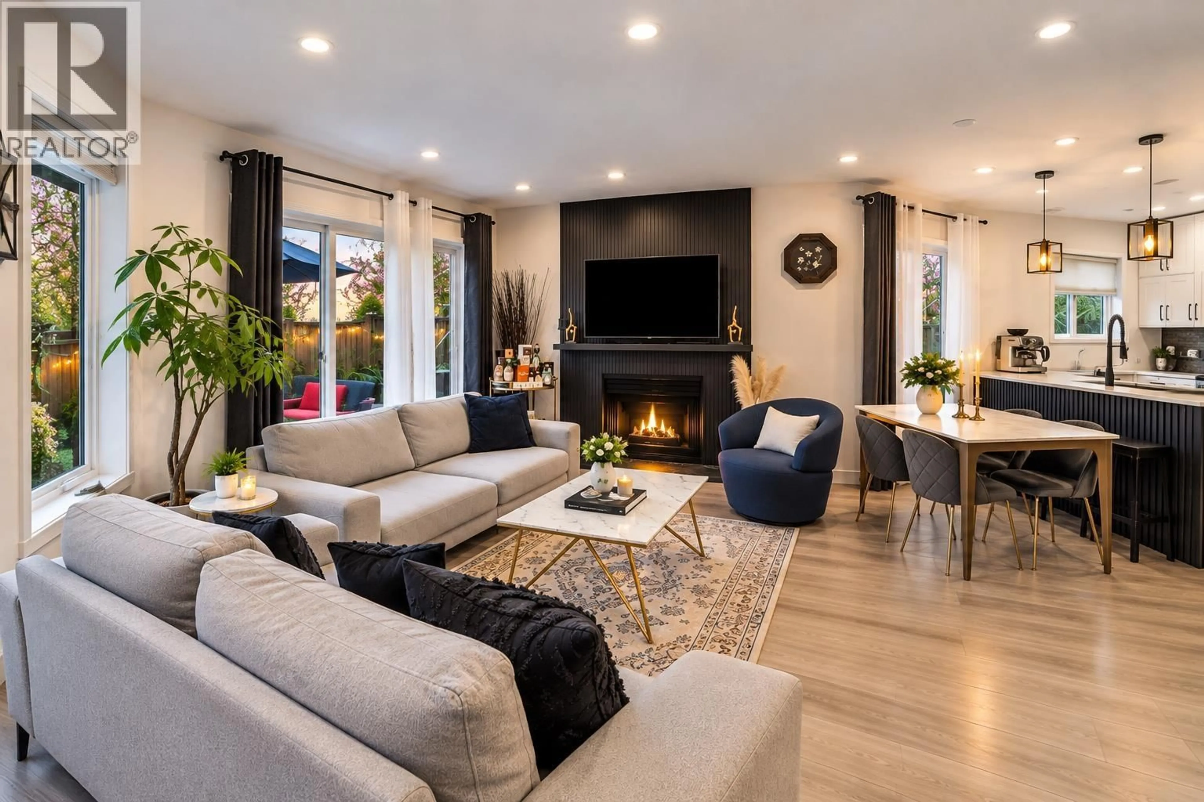 Living room with furniture, unknown for 7 - 848 16TH STREET, North Vancouver British Columbia V7P1R3