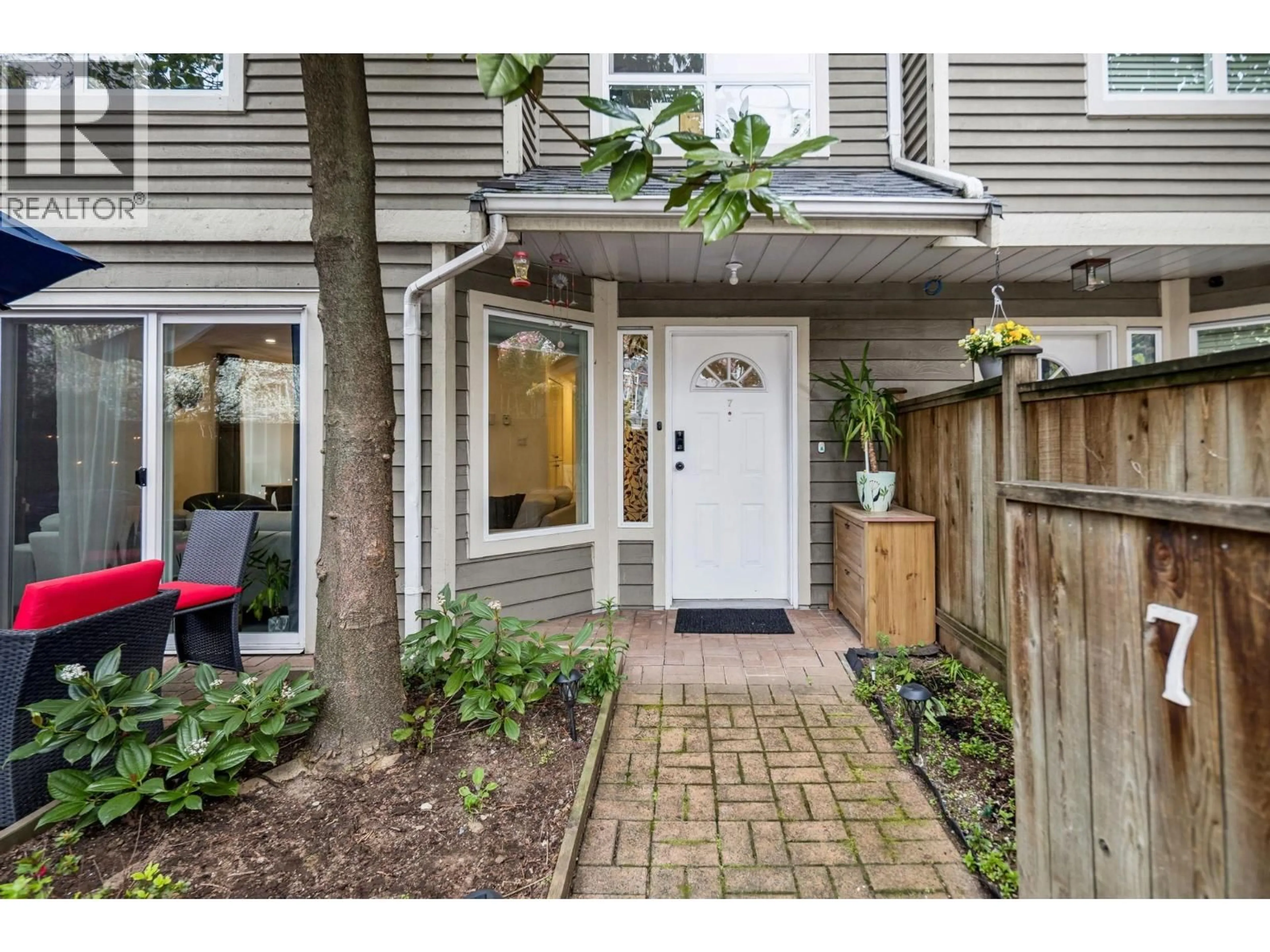 Indoor entryway for 7 - 848 16TH STREET, North Vancouver British Columbia V7P1R3