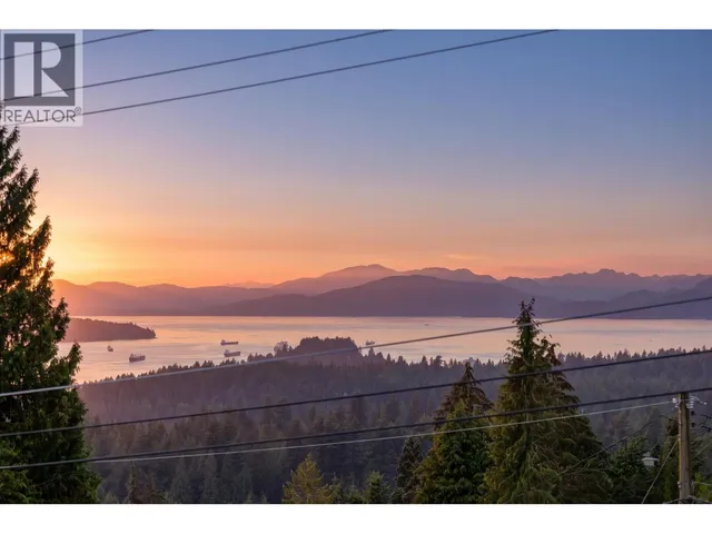 4716 SKYLINE DRIVE, North Vancouver 2
