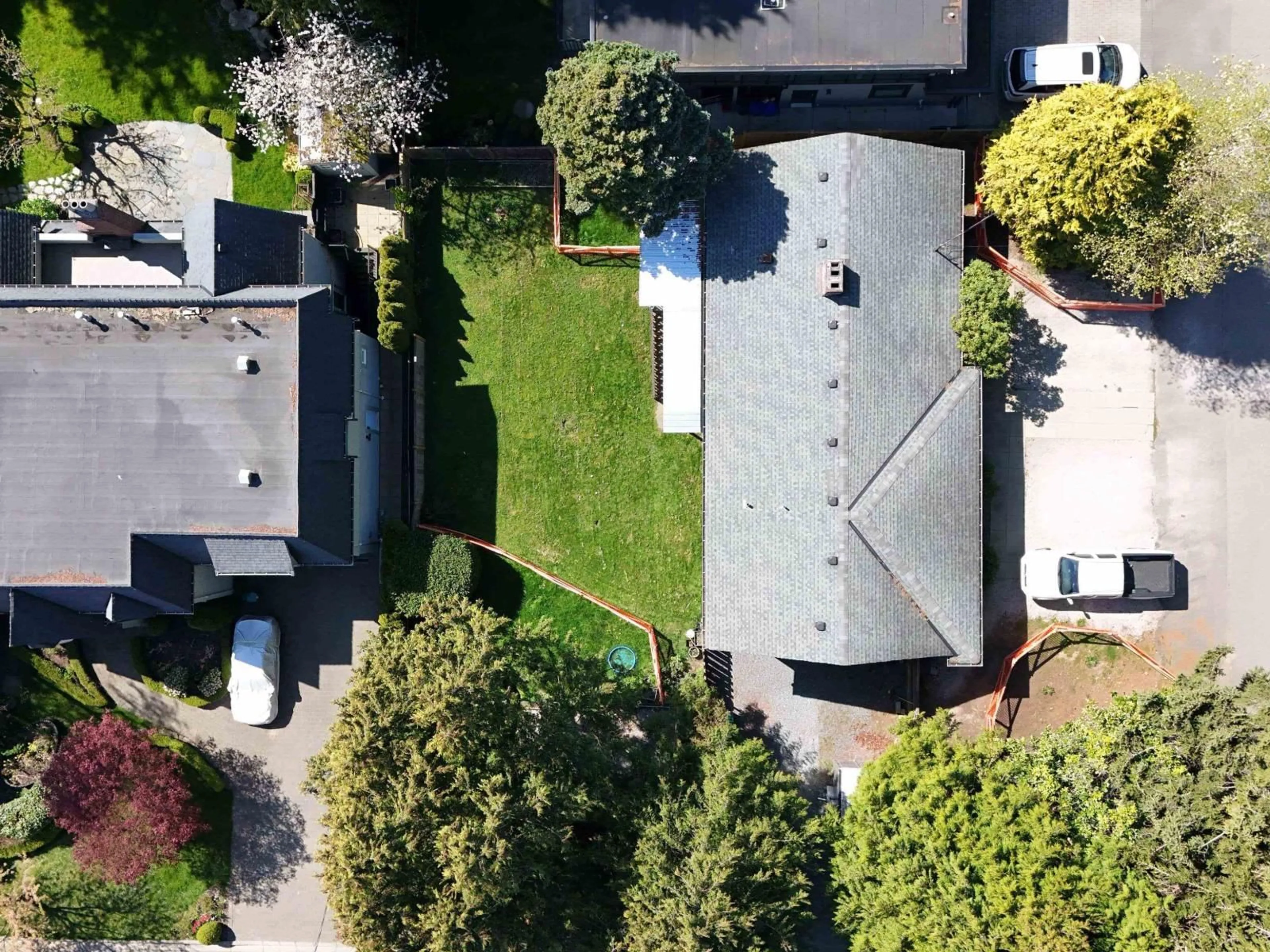 A pic from outside/outdoor area/front of a property/back of a property/a pic from drone, street for 14150 BLACKBURN AVENUE, White Rock British Columbia V4B2Z7