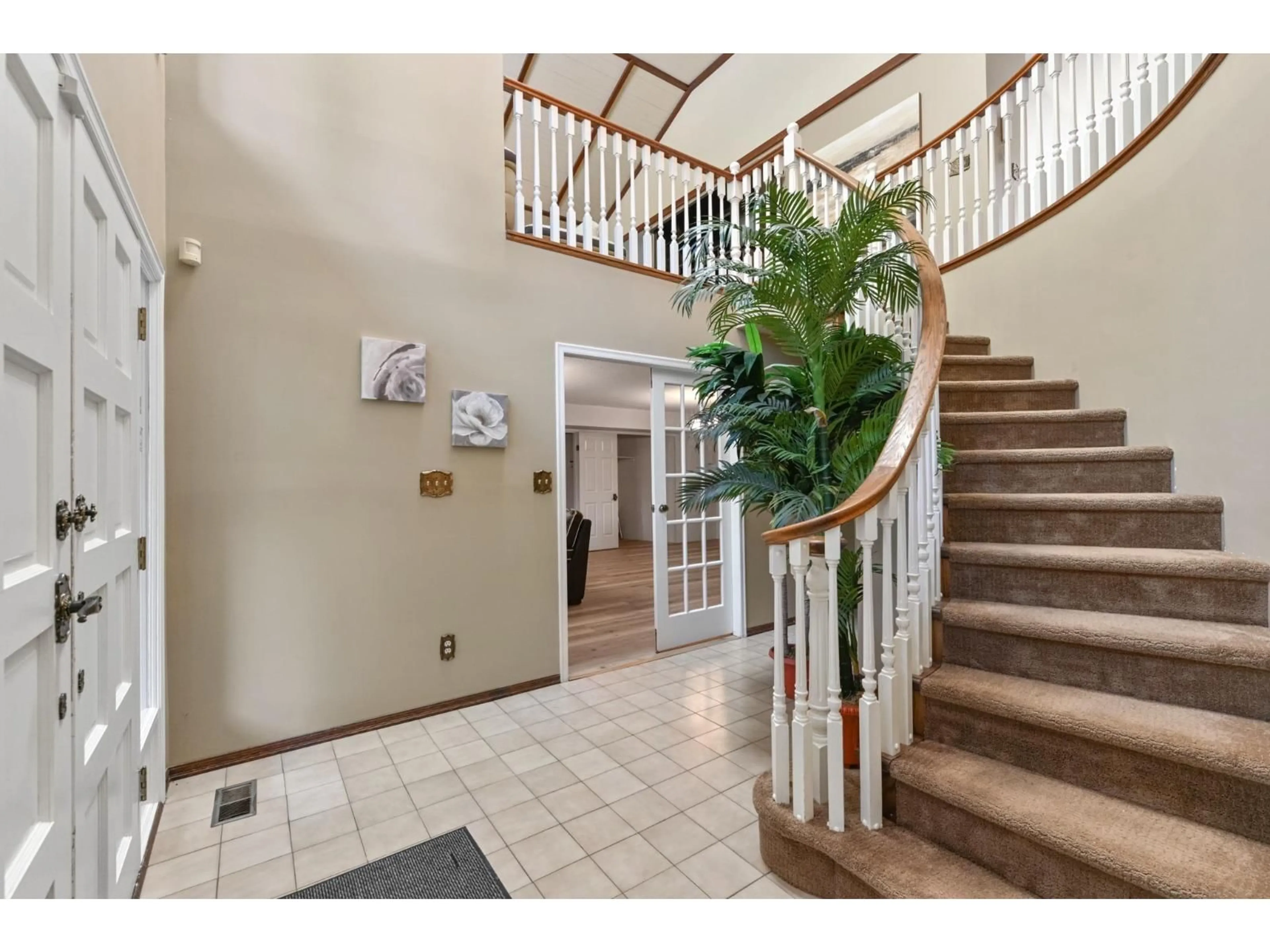 Indoor foyer for 21480 18 AVENUE, Langley British Columbia V2Z2G1