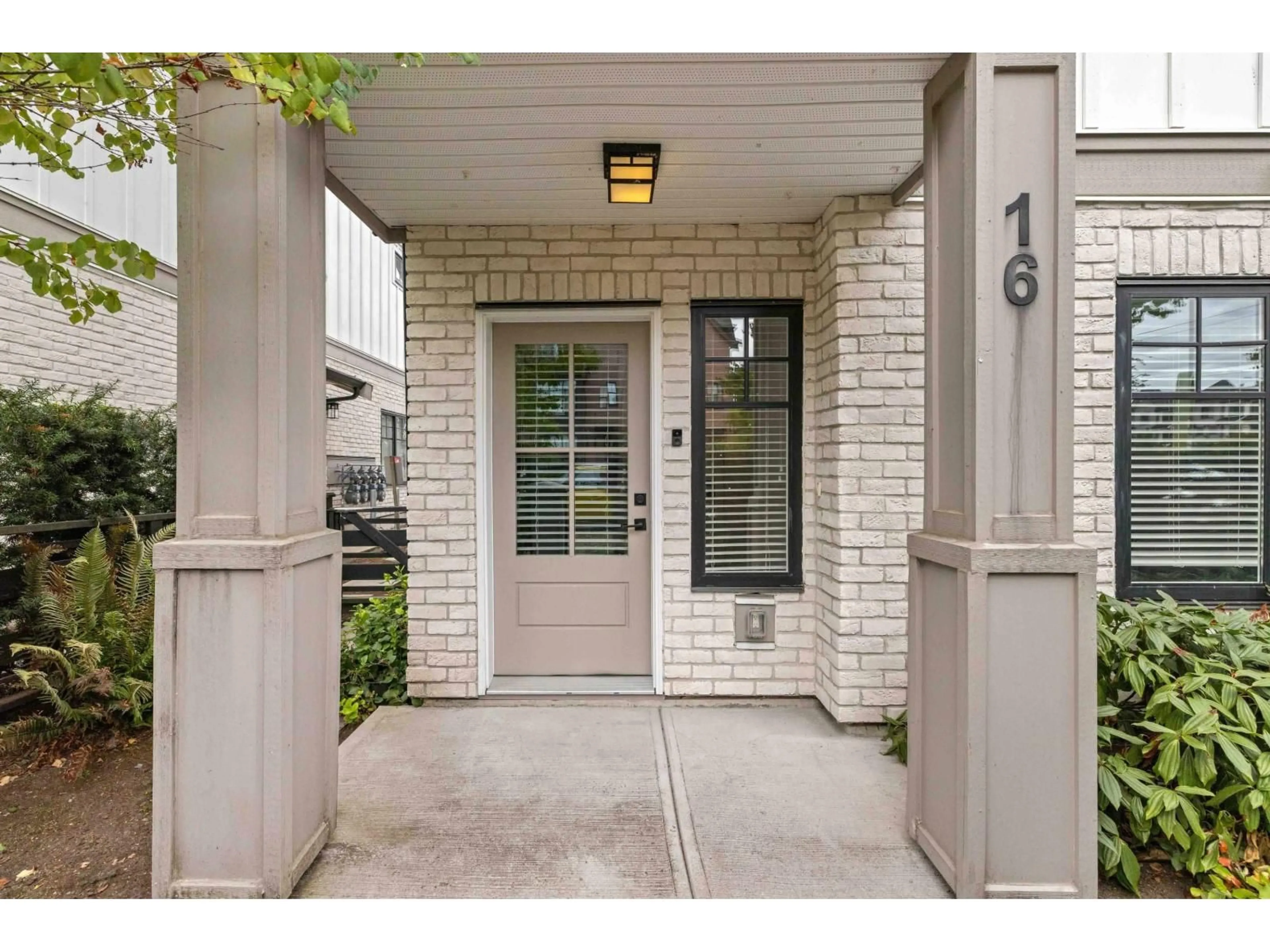 Indoor entryway for 16 - 16467 23A AVENUE, Surrey British Columbia V3Z1E9