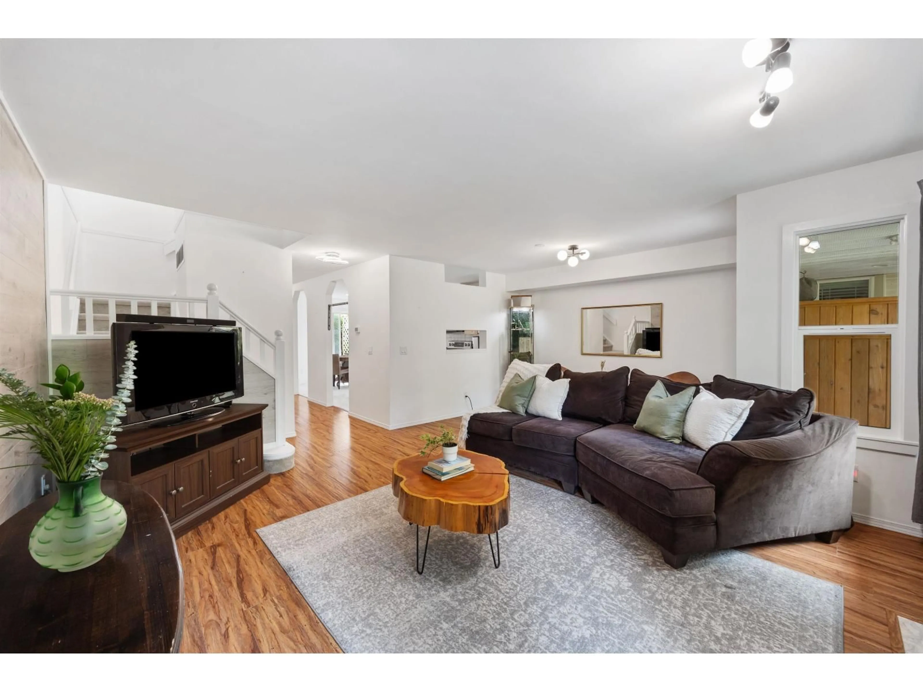 Living room with furniture, wood/laminate floor for 126 - 9045 WALNUT GROVE DRIVE, Langley British Columbia V1M2E1
