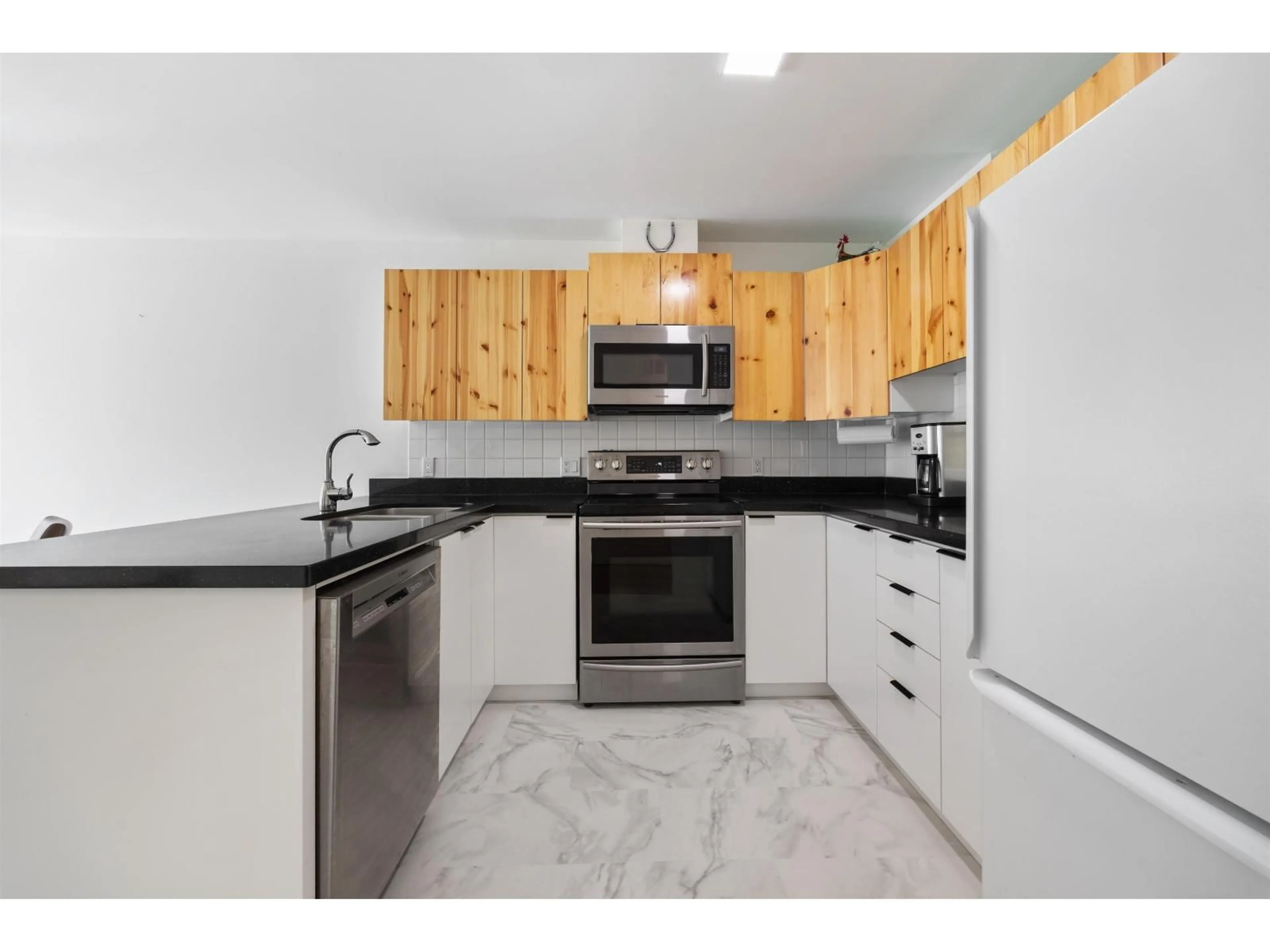 Standard kitchen, unknown for 126 - 9045 WALNUT GROVE DRIVE, Langley British Columbia V1M2E1