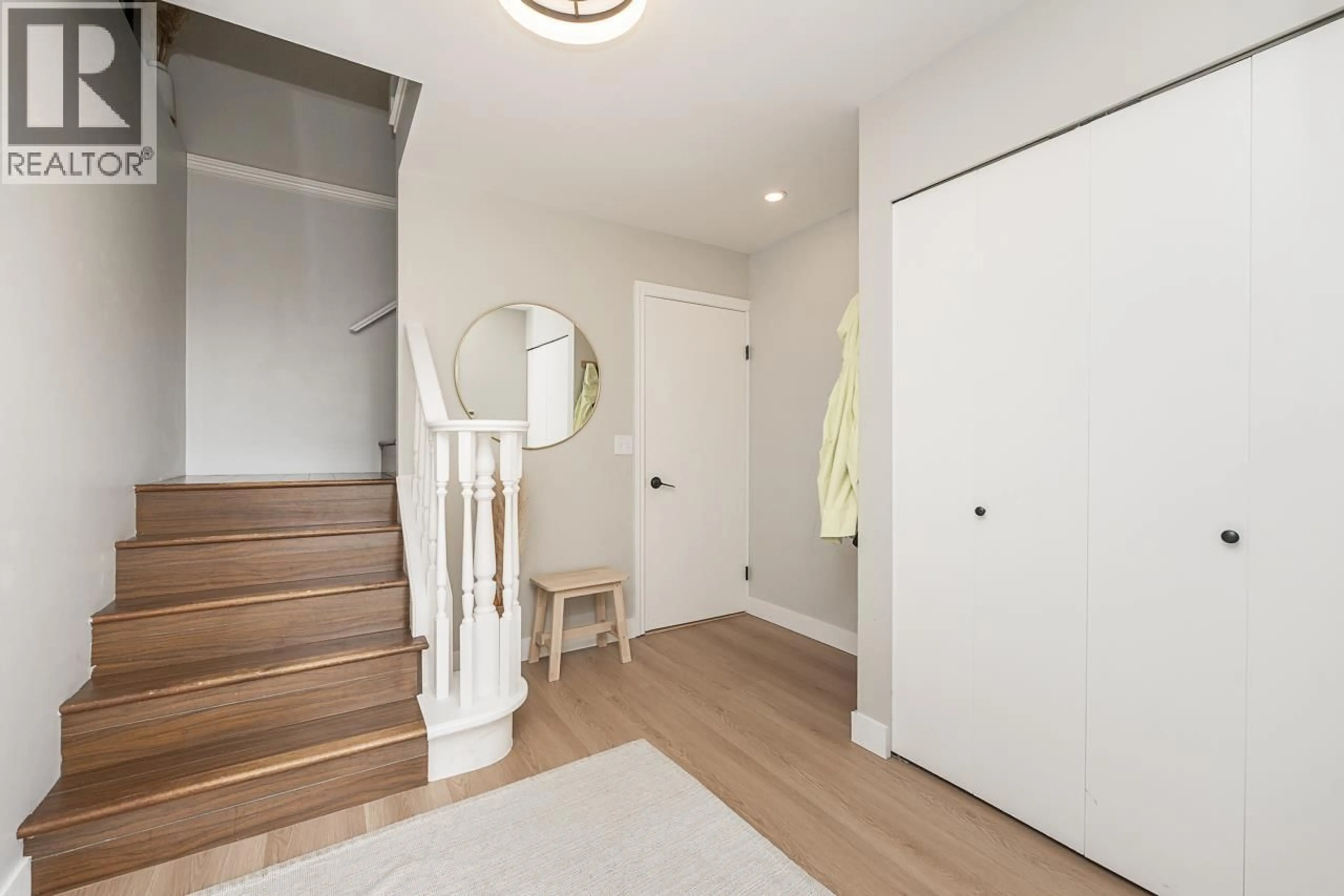 Indoor entryway for 1221 ROCHESTER AVENUE, Coquitlam British Columbia V3K2X3