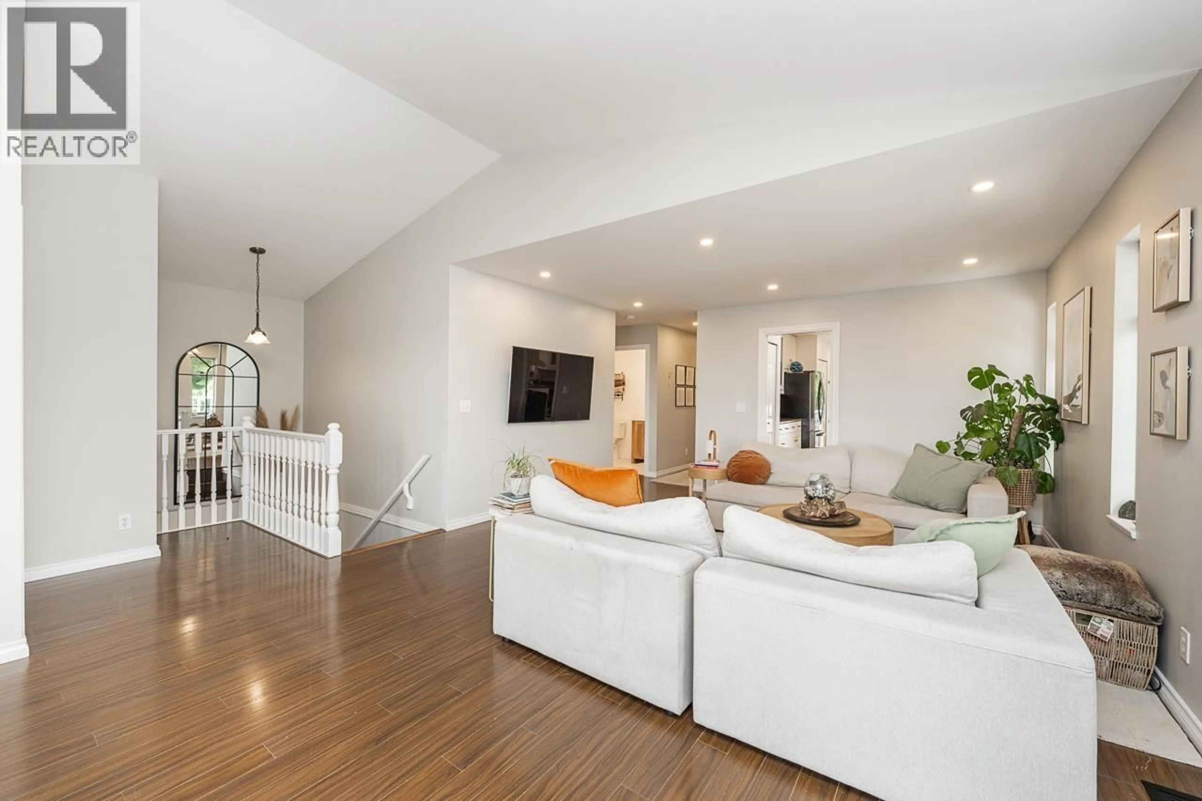 Living room with furniture, unknown for 1221 ROCHESTER AVENUE, Coquitlam British Columbia V3K2X3
