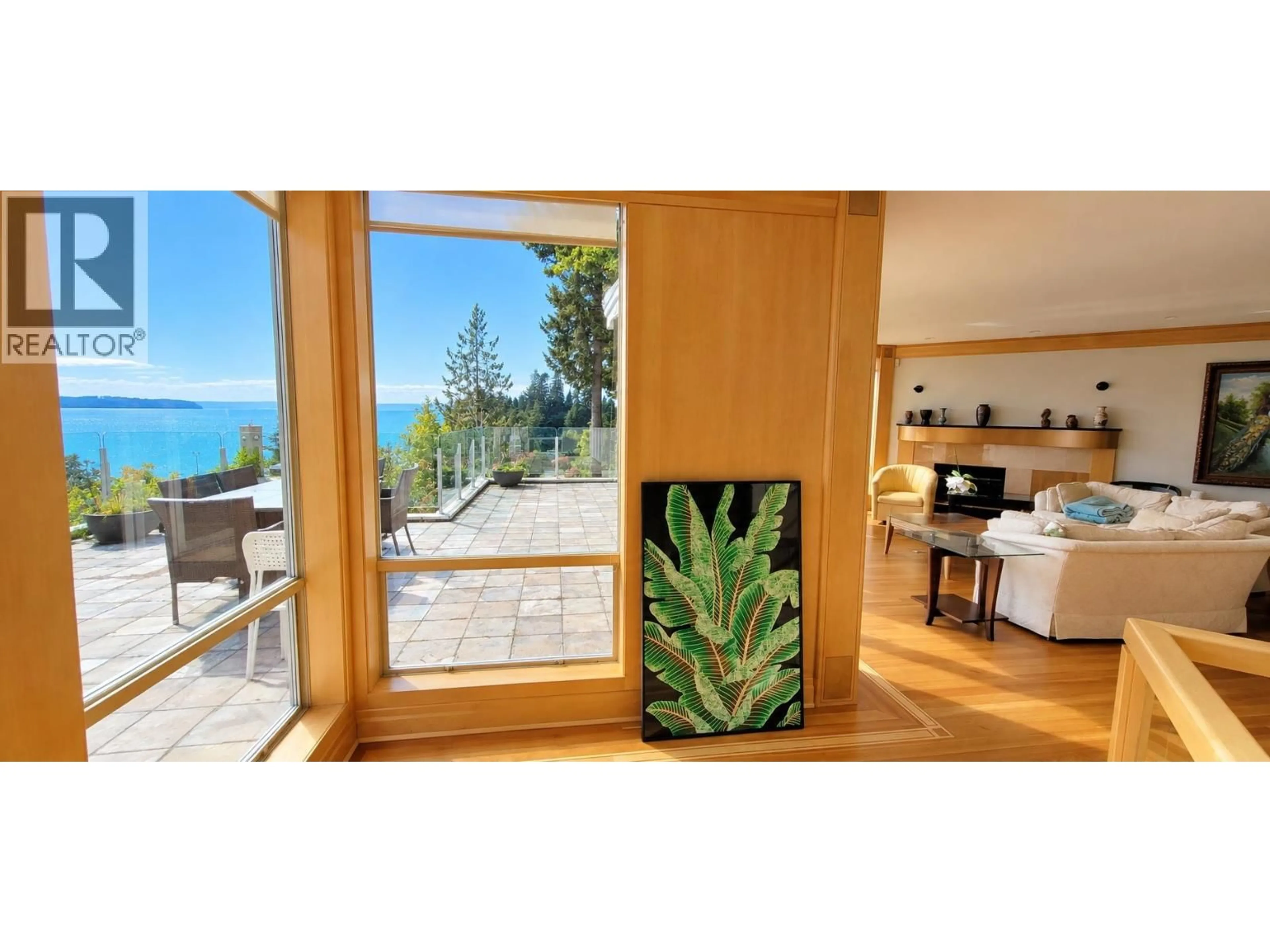 Indoor entryway for 4180B ROSE CRESCENT, West Vancouver British Columbia V7V2N8