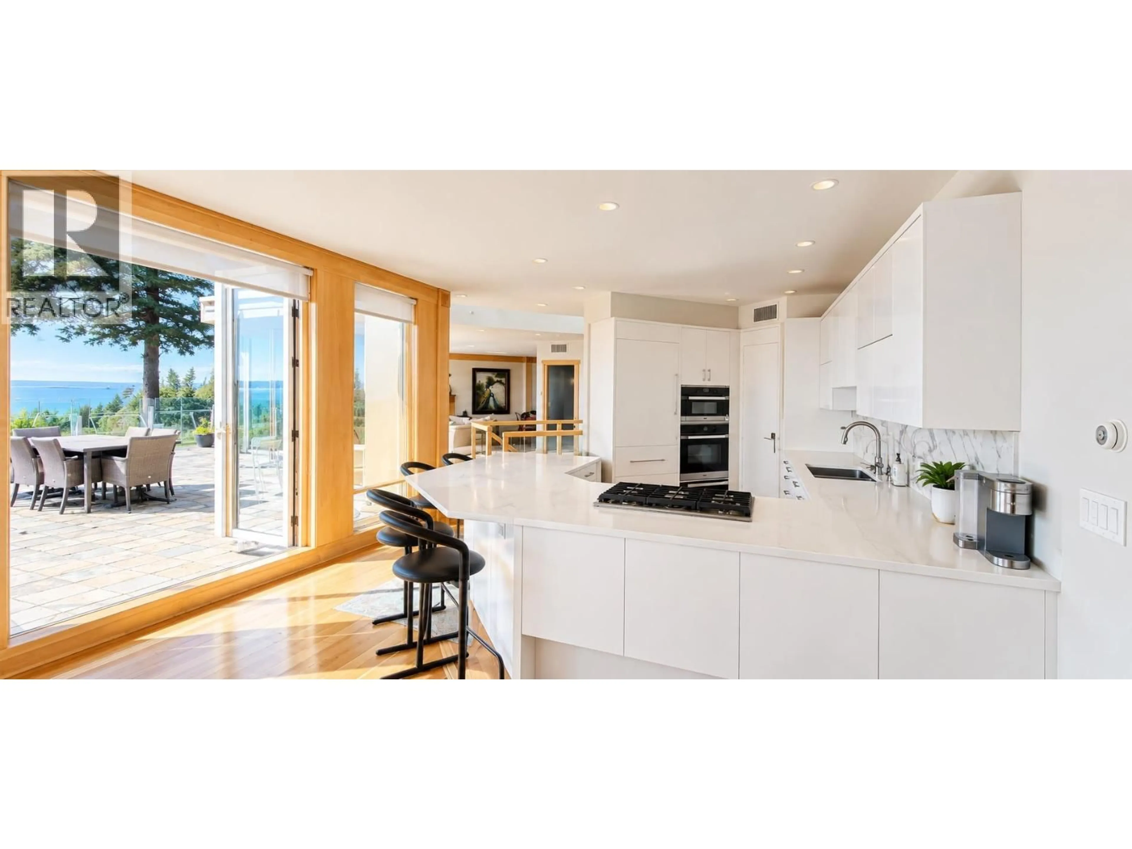 Contemporary kitchen, wood/laminate floor for 4180B ROSE CRESCENT, West Vancouver British Columbia V7V2N8