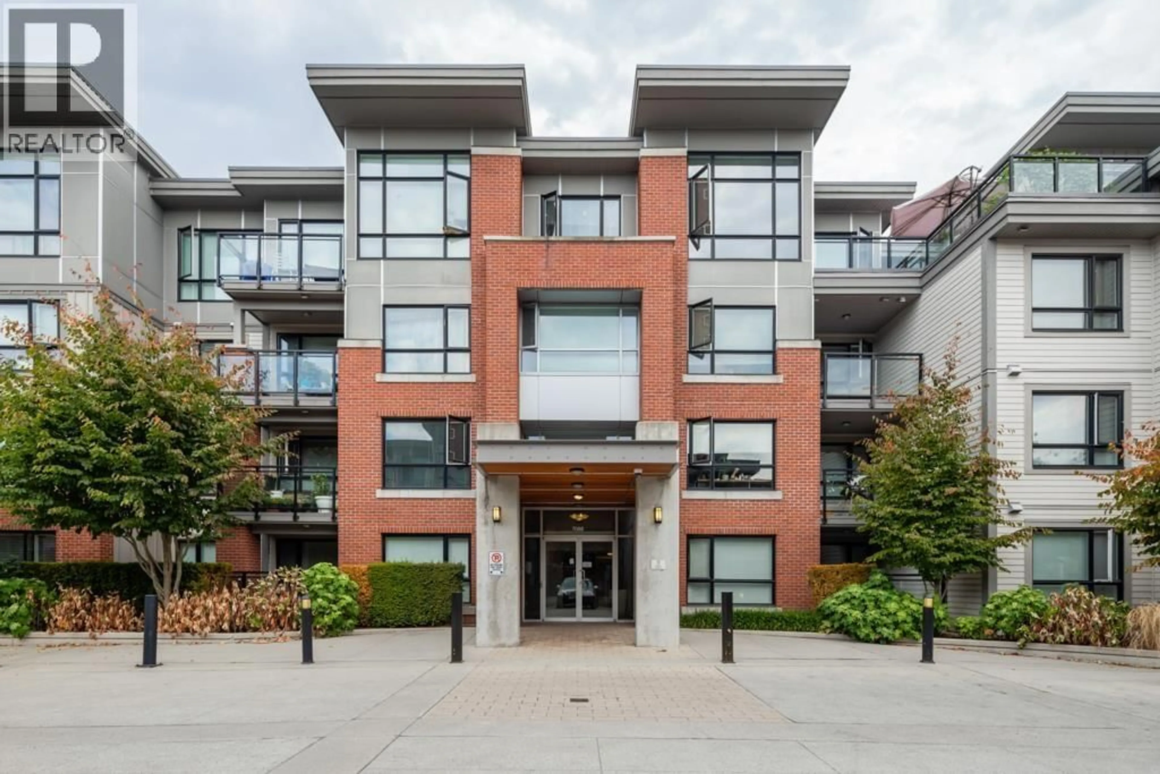 Indoor foyer for 423 - 7088 14TH AVENUE, Burnaby British Columbia V3N0E7