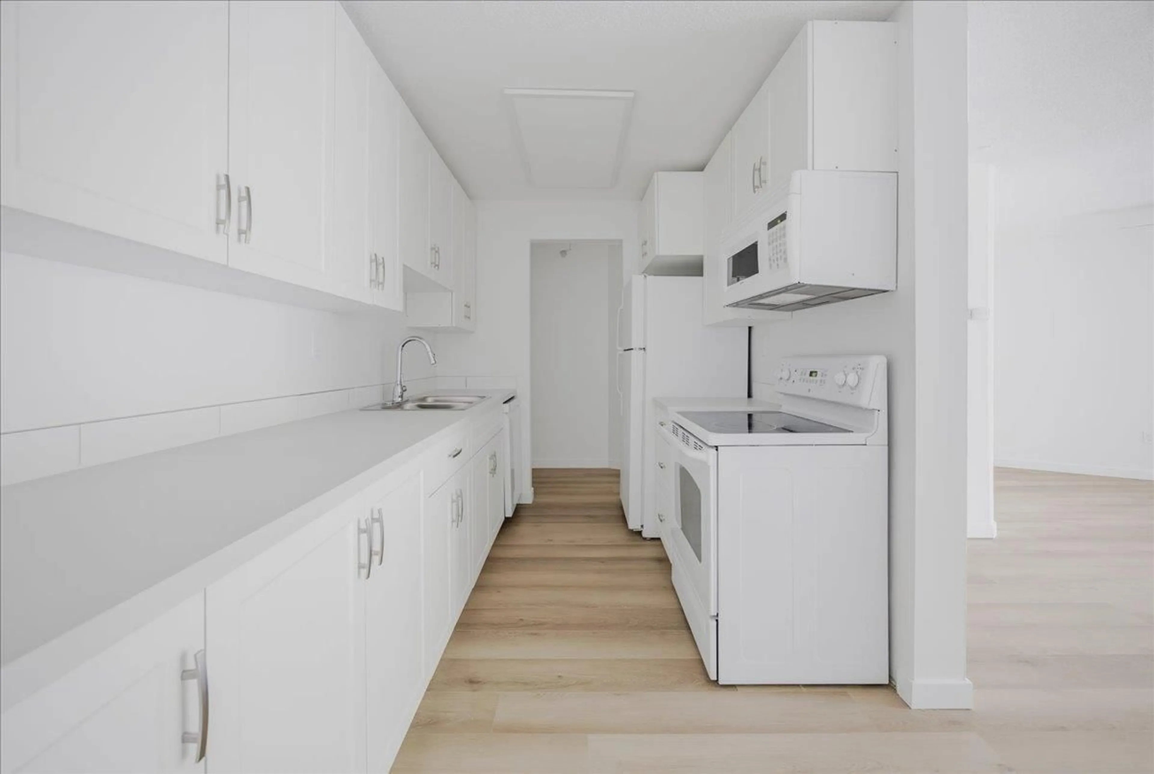 Standard kitchen, wood/laminate floor for 110 - 15020 NORTH BLUFF ROAD, White Rock British Columbia V4B5A4