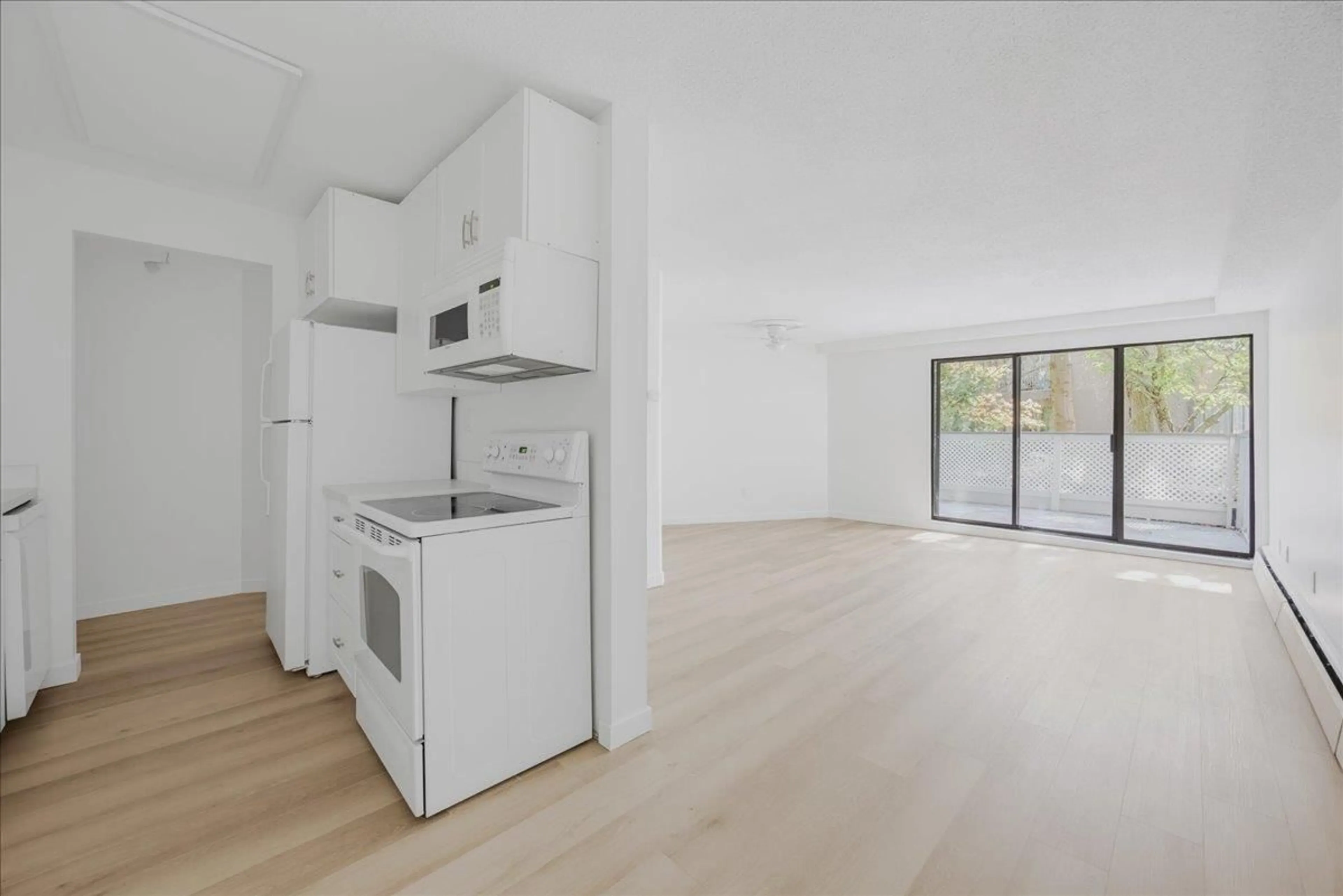 A pic of a room for 110 - 15020 NORTH BLUFF ROAD, White Rock British Columbia V4B5A4
