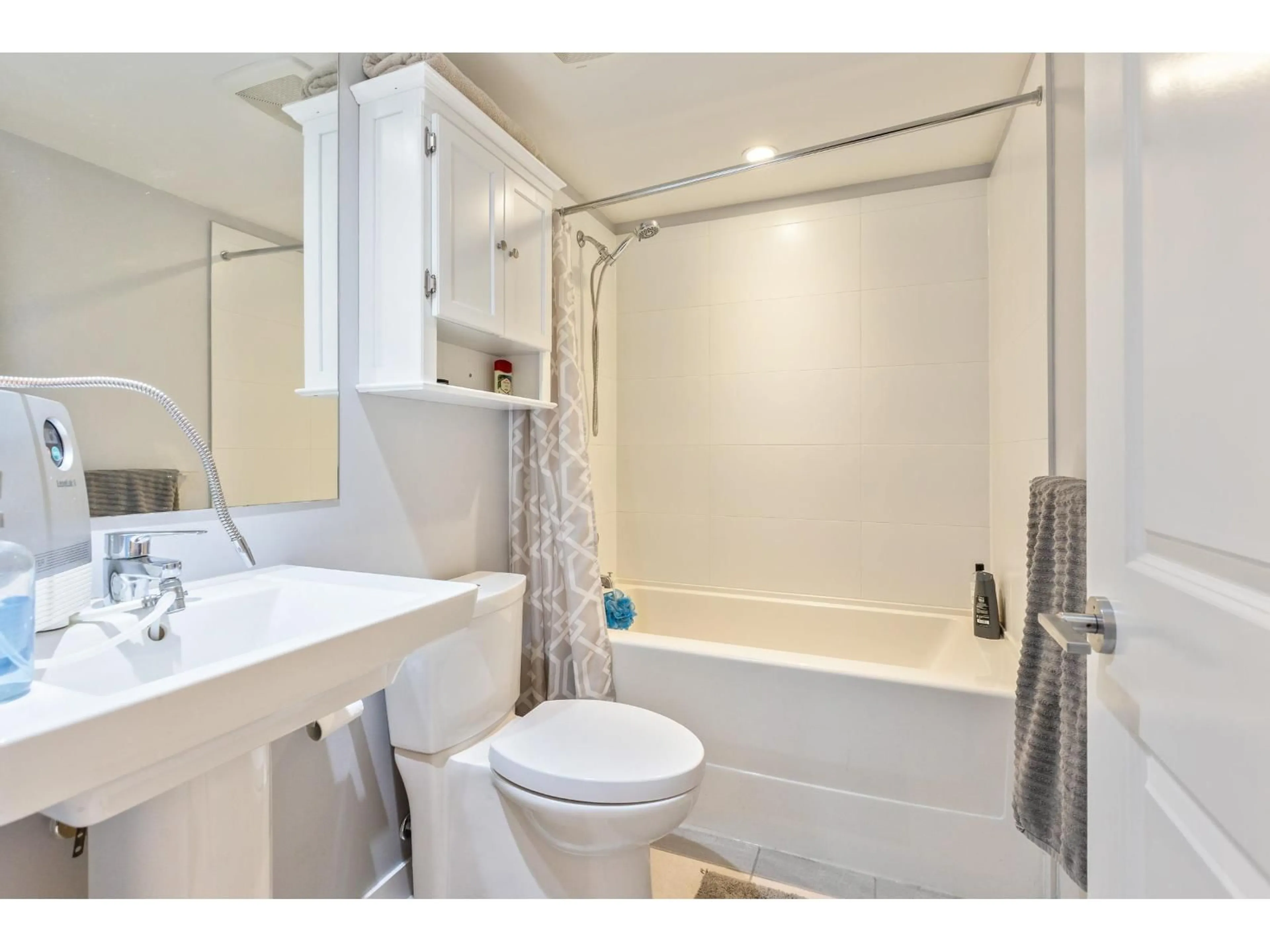 Standard bathroom, ceramic/tile floor for 5 - 15938 27 AVENUE, Surrey British Columbia V3Z0T2