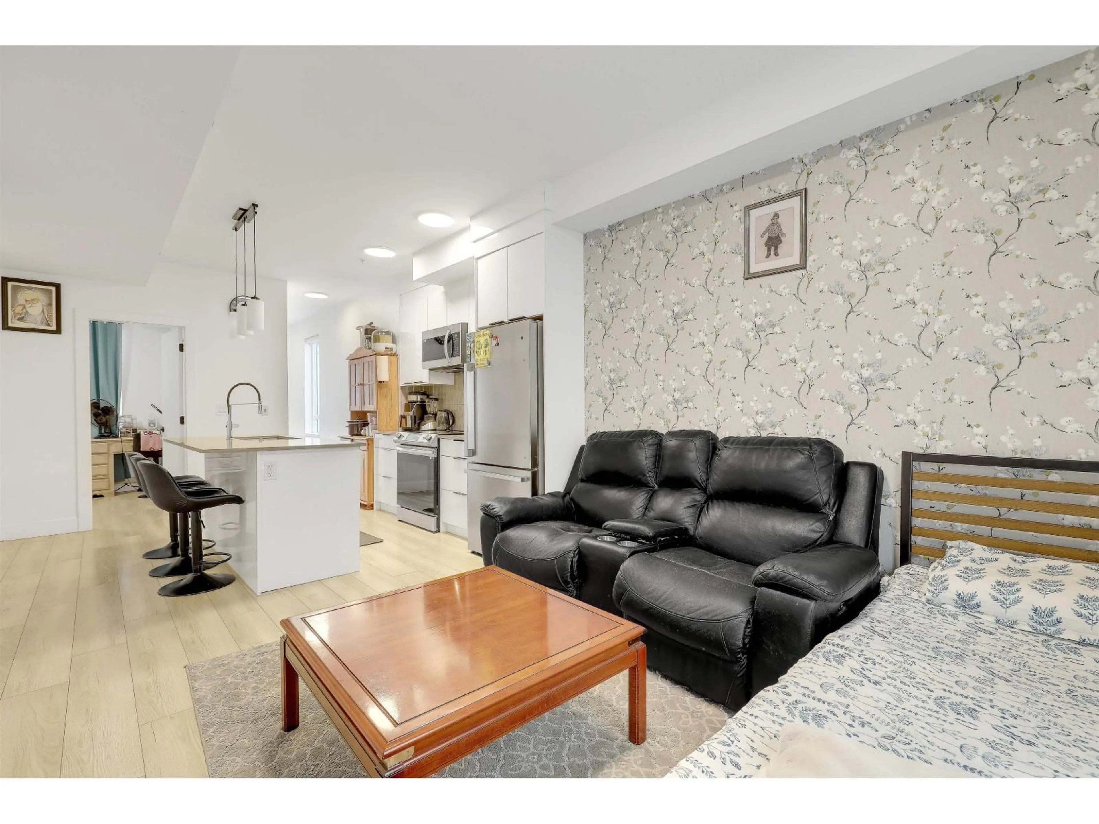 Living room with furniture, unknown for 1 - 18850 72A AVENUE, Surrey British Columbia V4N6X2