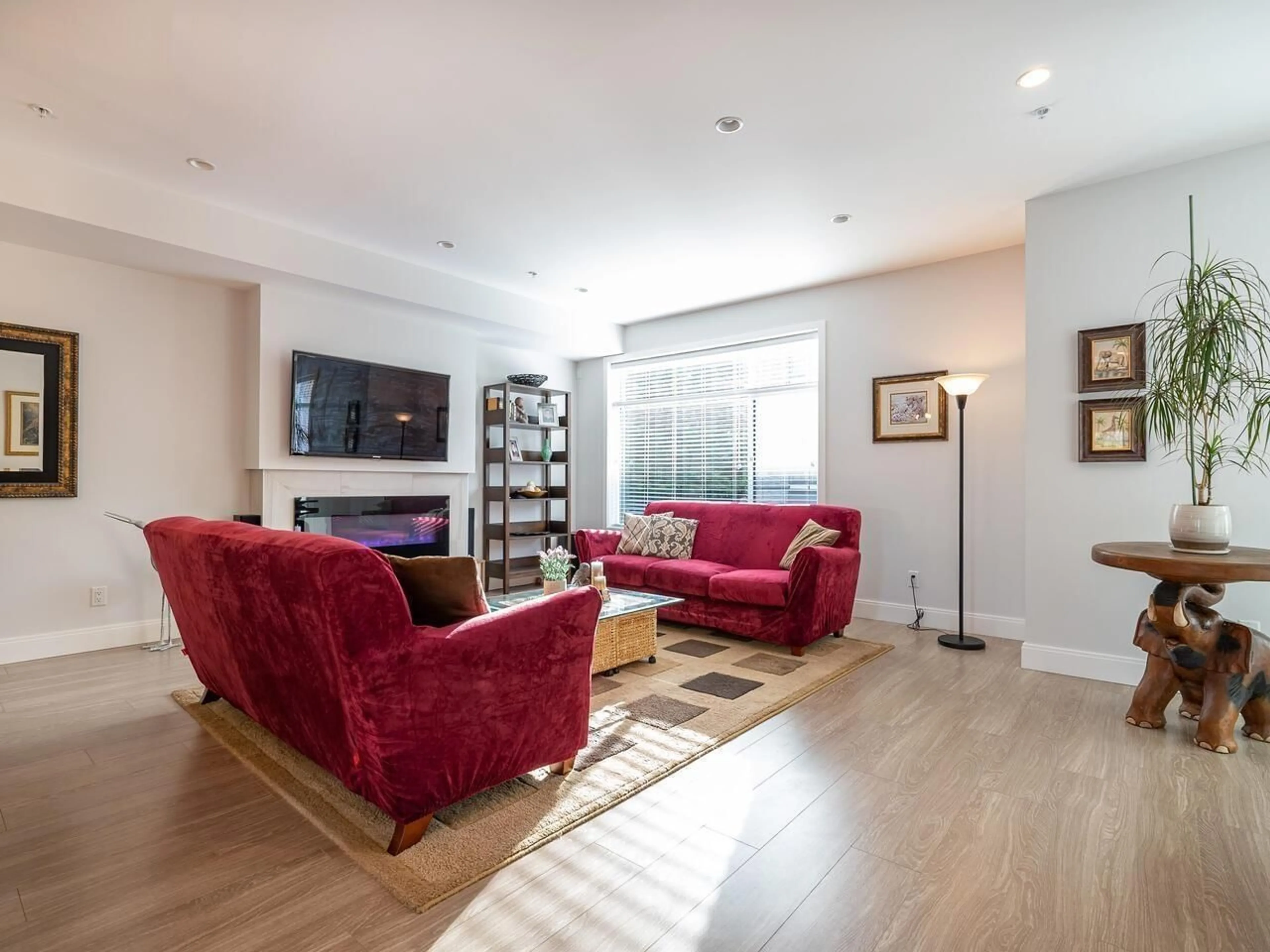 Living room with furniture, wood/laminate floor for 23 - 33209 CHERRY AVENUE, Mission British Columbia V2V0G8