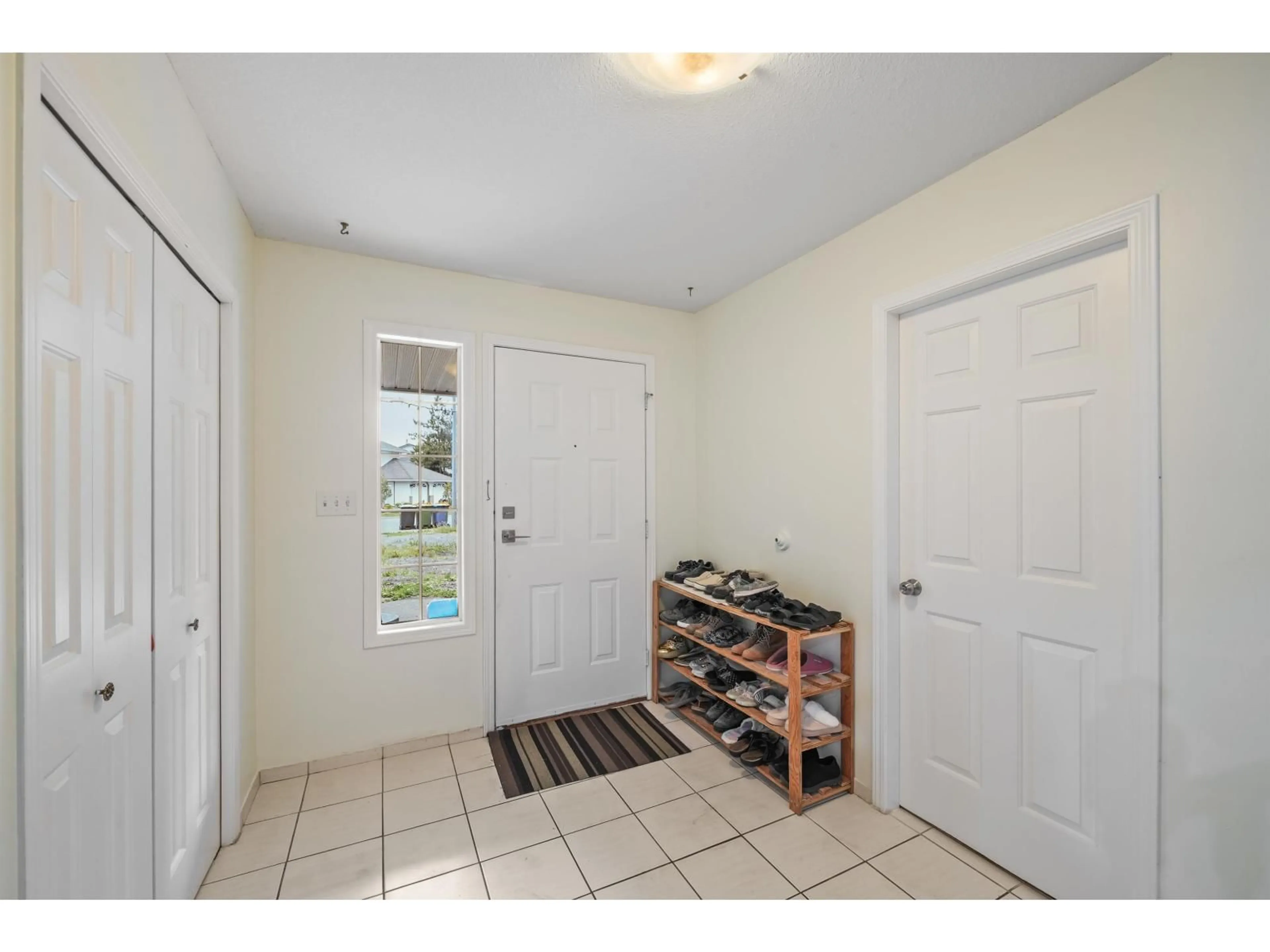 Indoor entryway for 2749 DEHAVILLAND PLACE, Abbotsford British Columbia V2T5E2