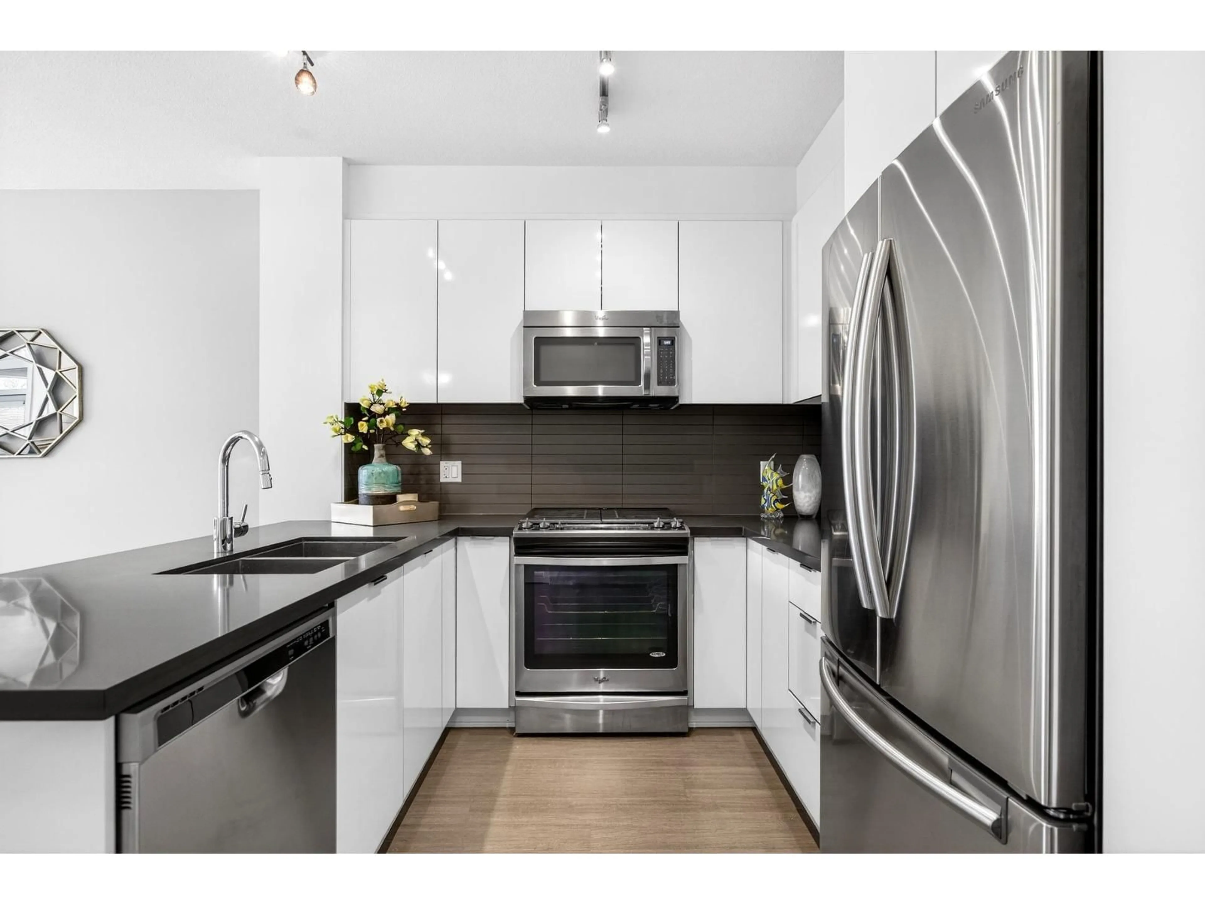 Standard kitchen, unknown for 312 - 15168 33 AVENUE, Surrey British Columbia V3Z0N7