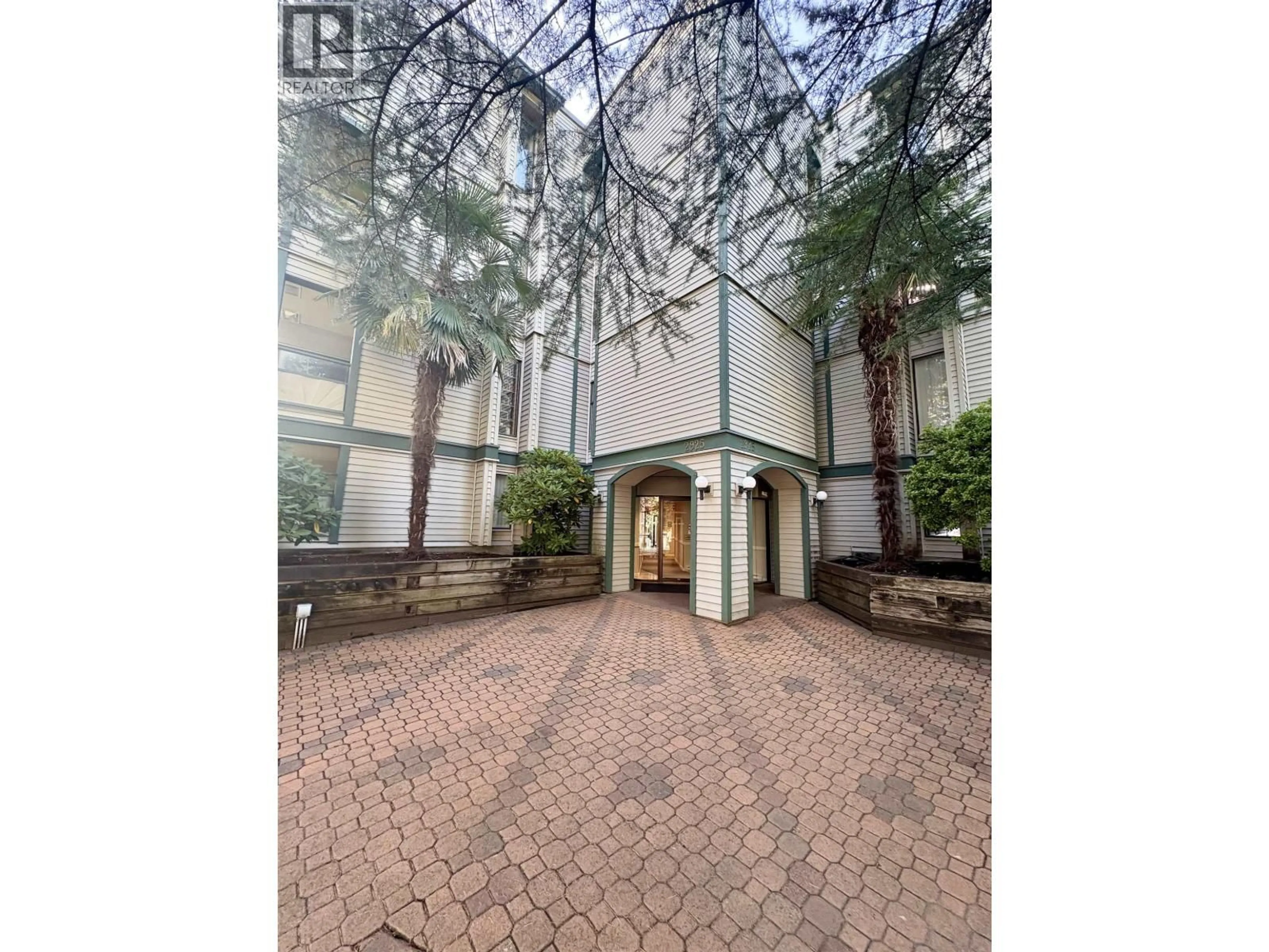 Indoor foyer for 308 - 2925 GLEN DRIVE, Coquitlam British Columbia V3B7H9