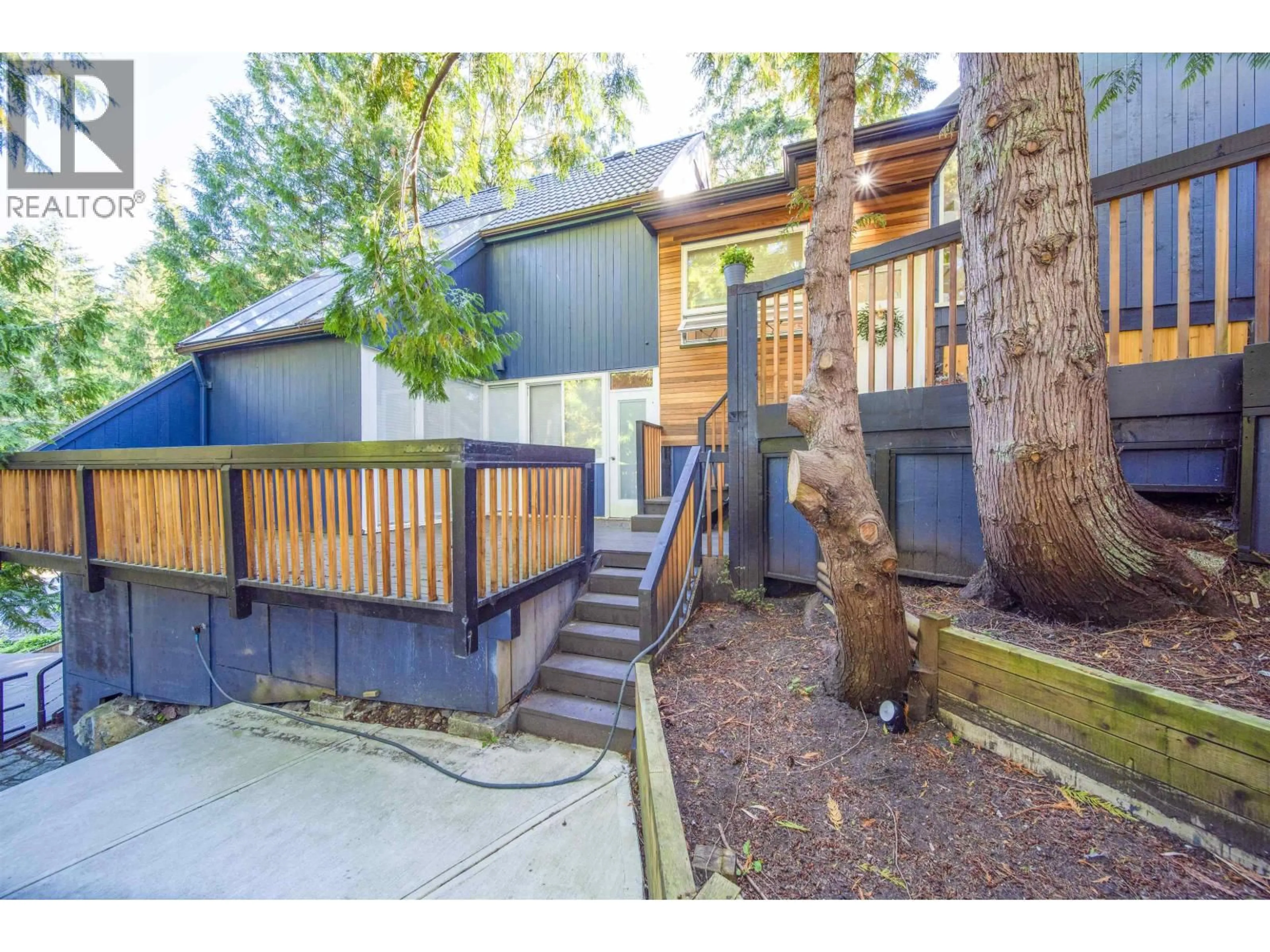 Indoor entryway for 5791 TELEGRAPH TRAIL, West Vancouver British Columbia V7W1R5