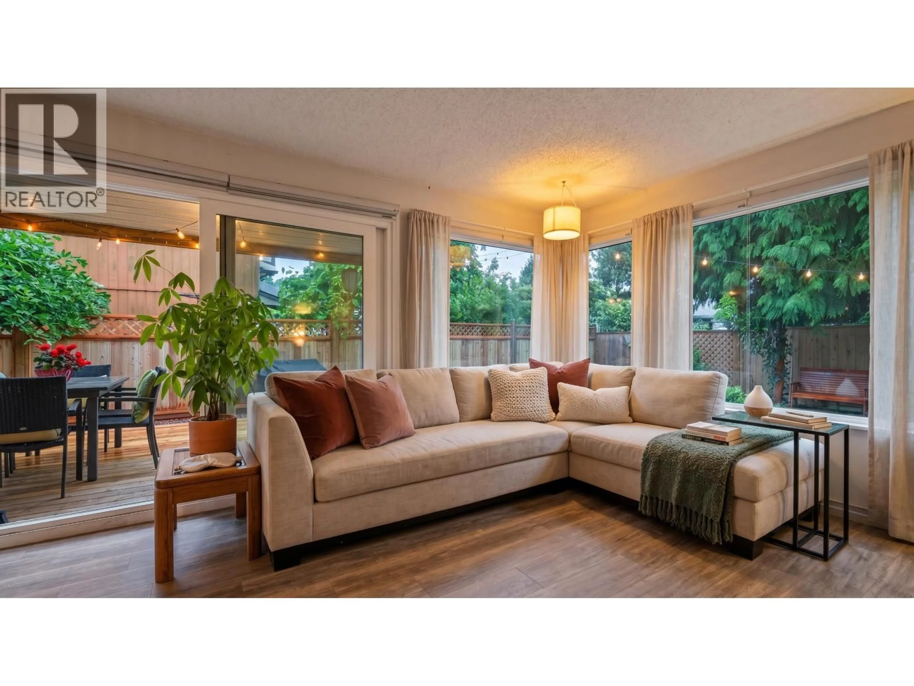 Living room with furniture, unknown for 886 PINEBROOK PLACE, Coquitlam British Columbia V3C4B9