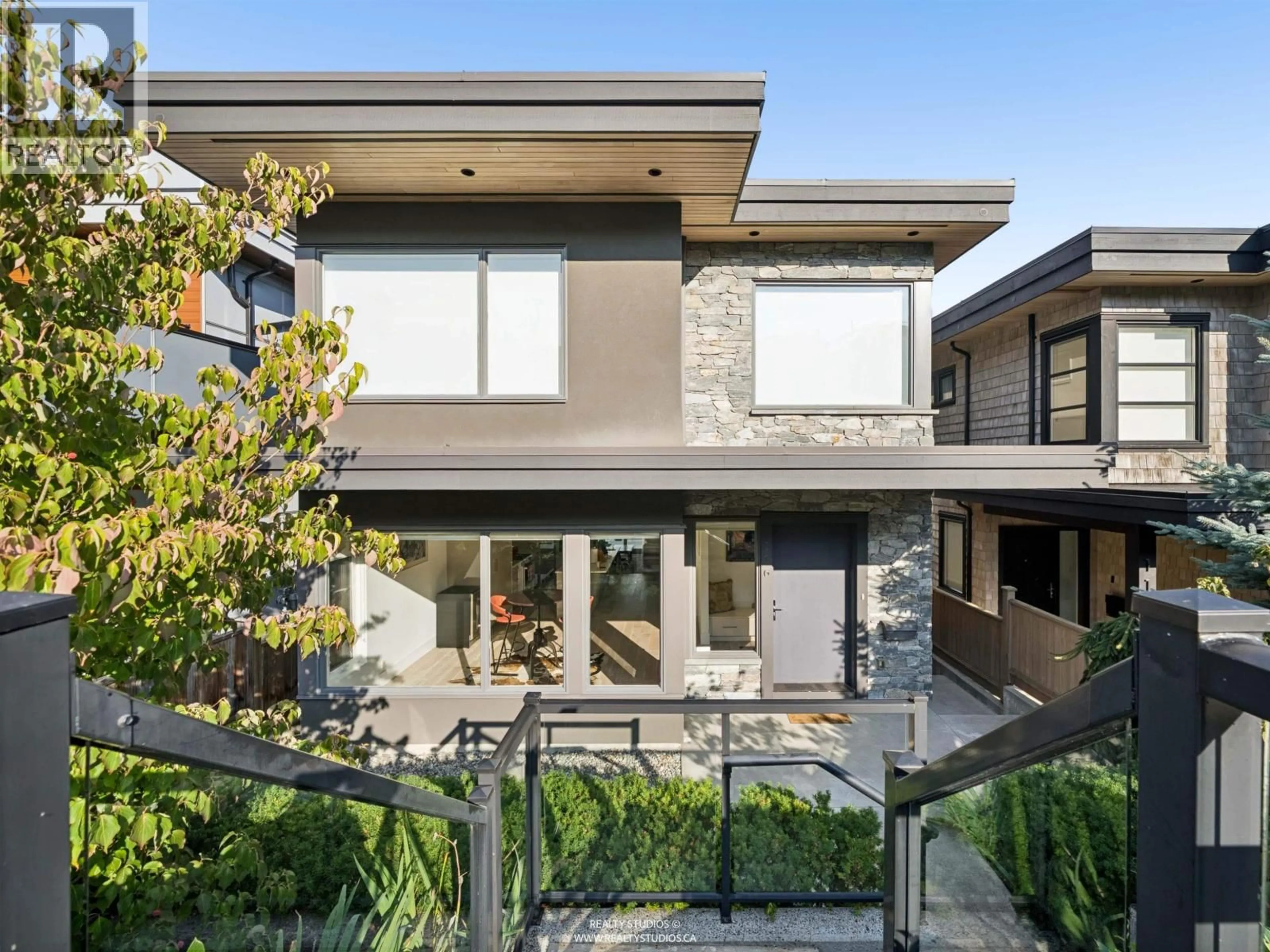 Home with brick exterior material, street for 116 WARWICK AVENUE, Burnaby British Columbia V5G1K7