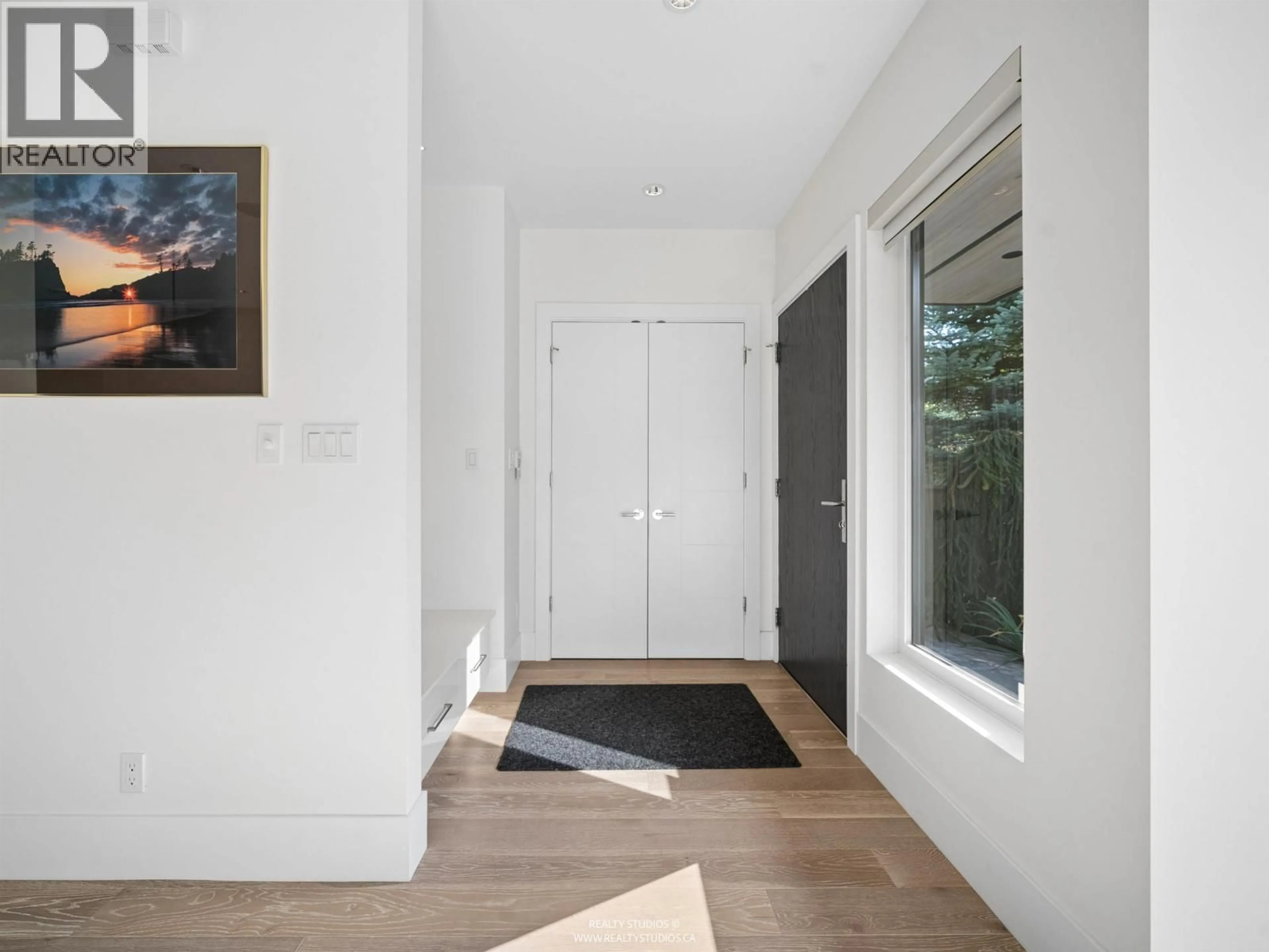 Indoor entryway for 116 WARWICK AVENUE, Burnaby British Columbia V5G1K7