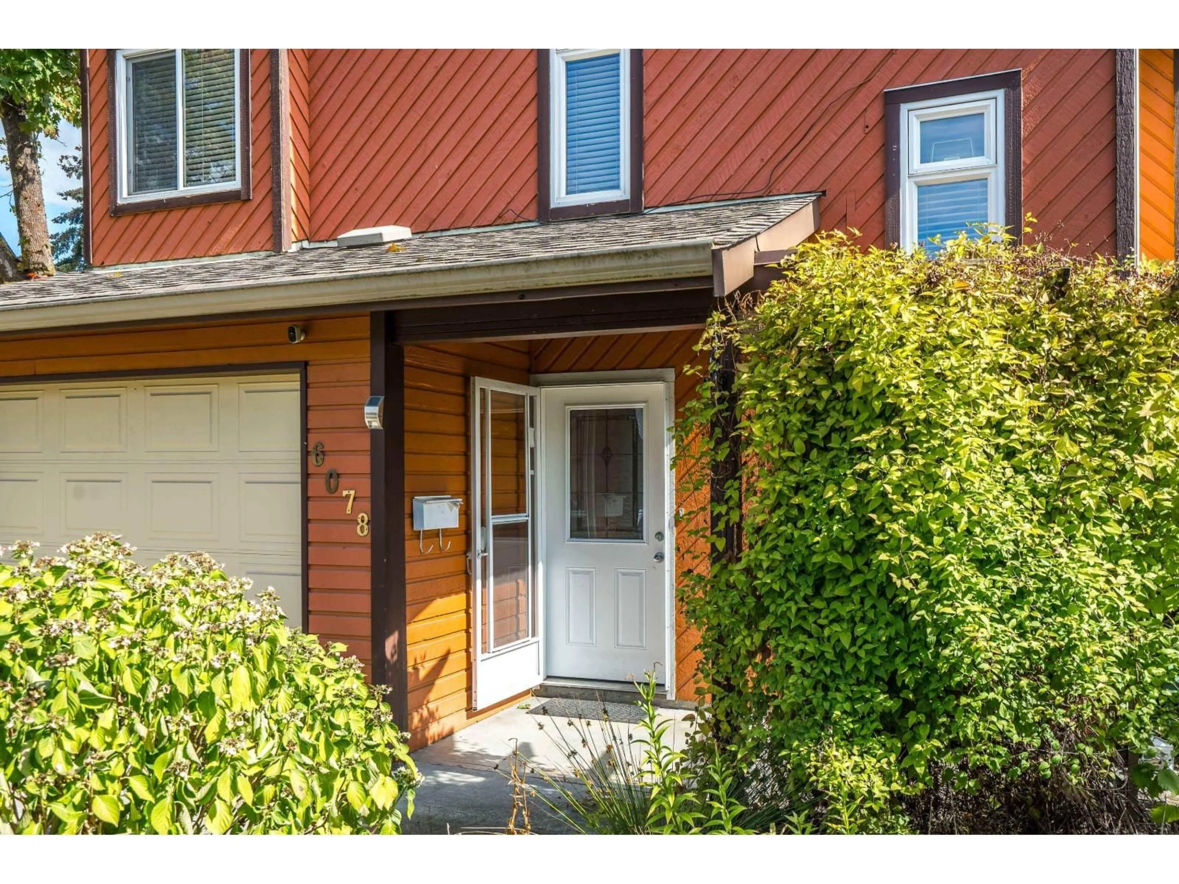 Indoor entryway for 6078 194A STREET, Surrey British Columbia V3S7L3