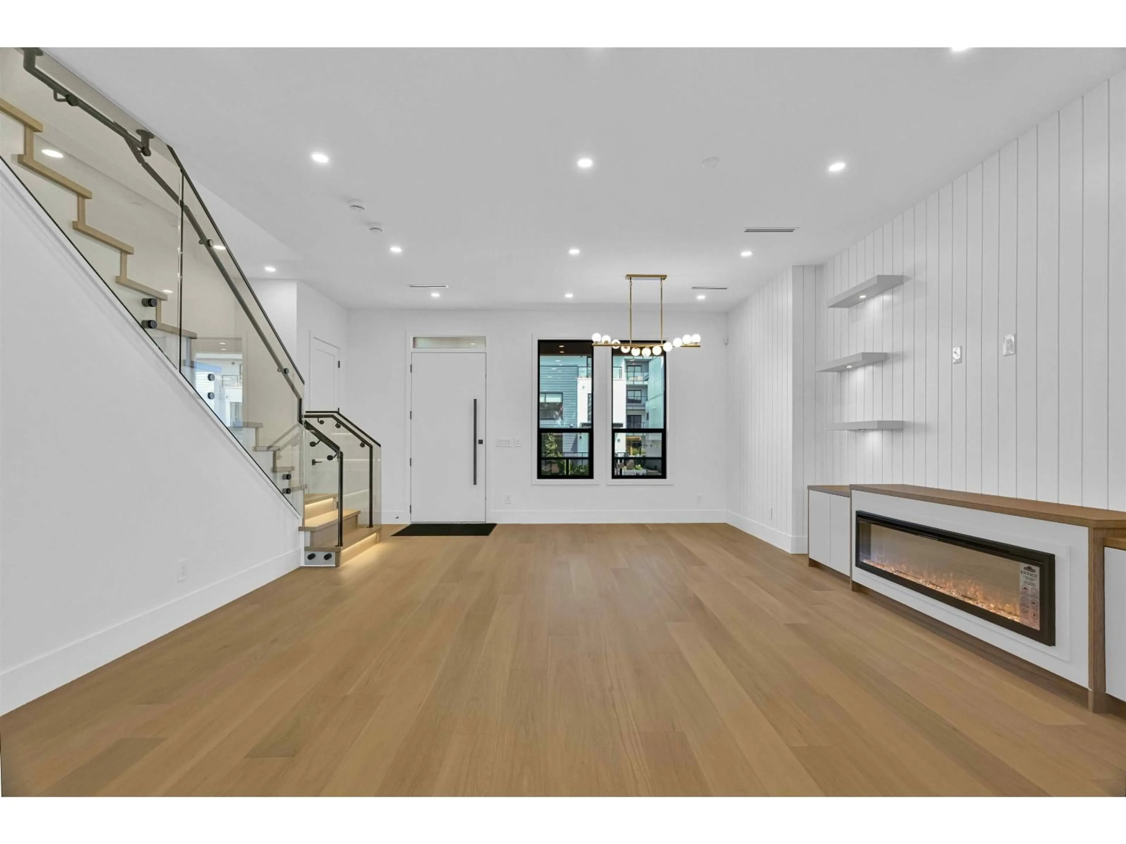 Indoor foyer for 15636 23A AVENUE, Surrey British Columbia V0V0V0