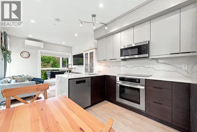226 8TH STREET, North Vancouver 3