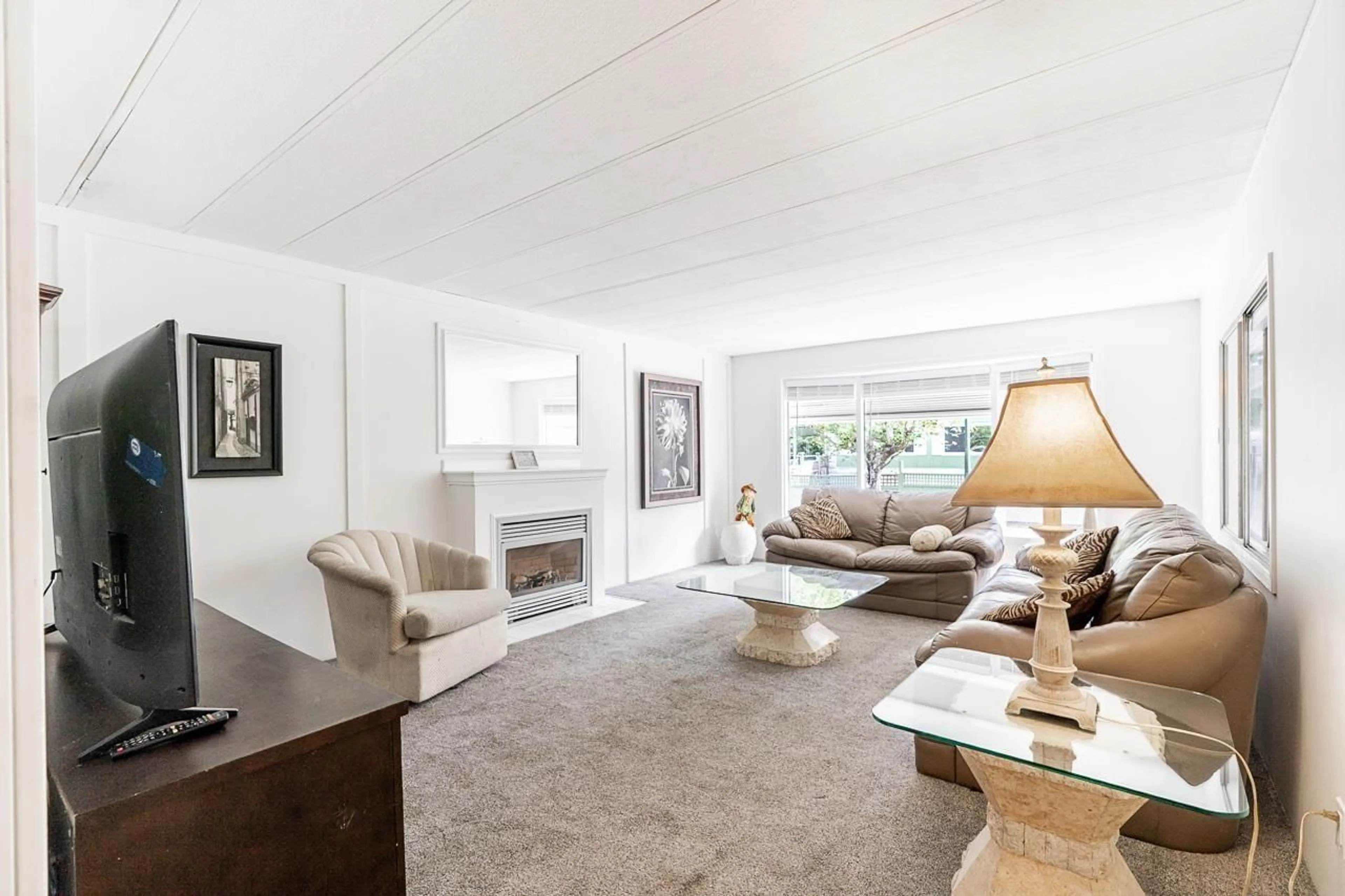 Living room with furniture, unknown for 5 - 13650 80 AVENUE, Surrey British Columbia V3W6J8