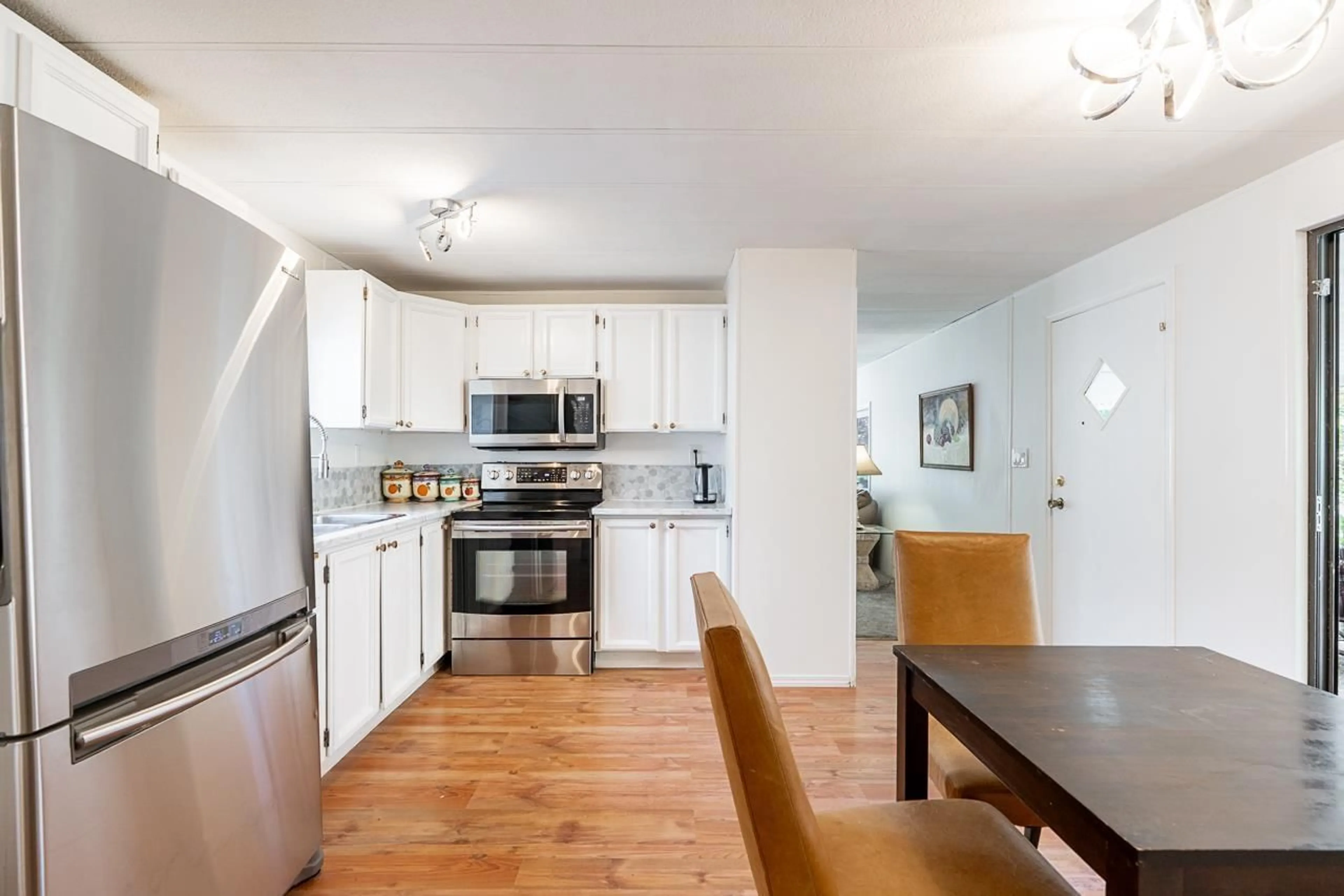 Open concept kitchen, wood/laminate floor for 5 - 13650 80 AVENUE, Surrey British Columbia V3W6J8