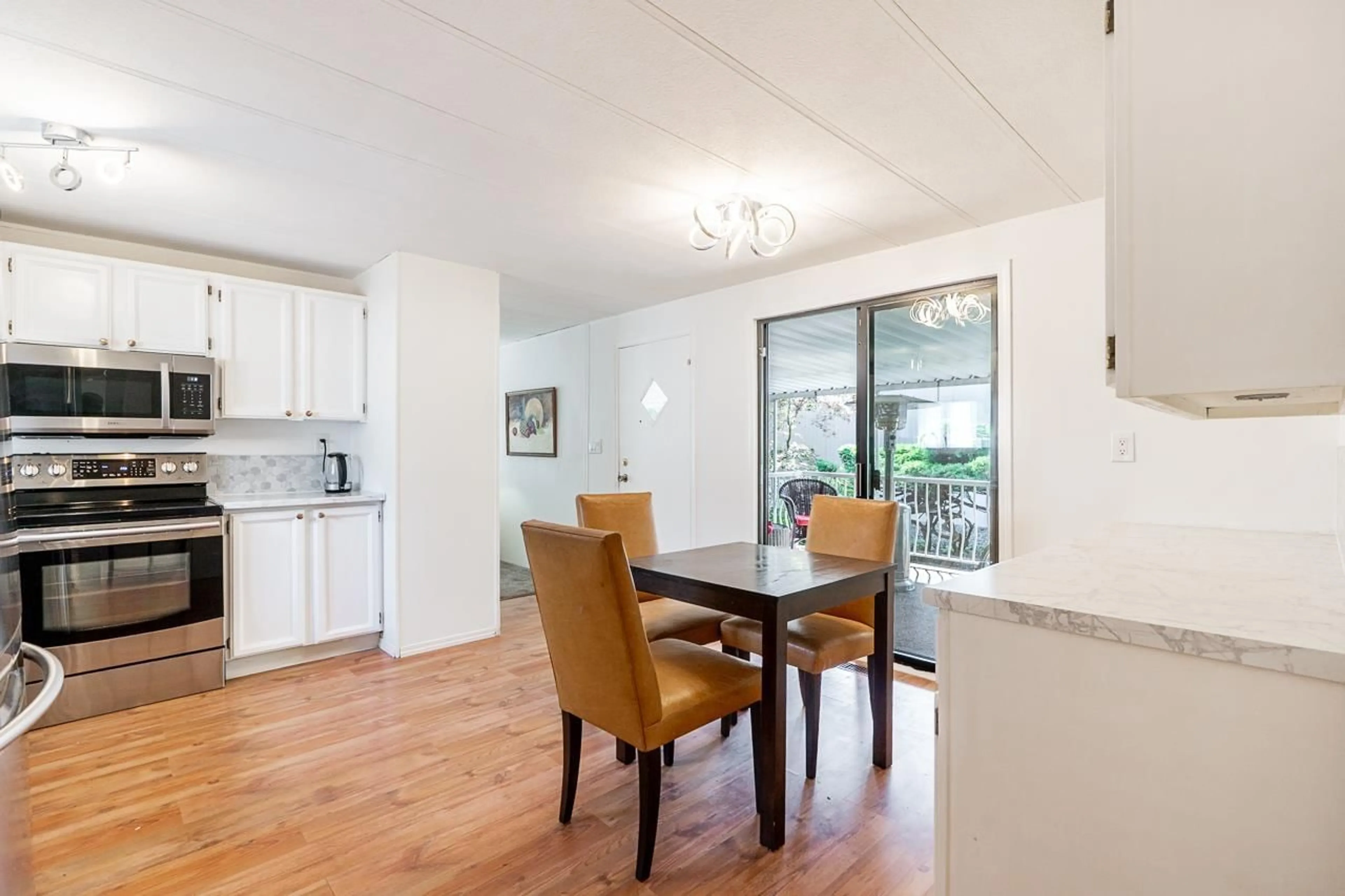 Dining room, wood/laminate floor for 5 - 13650 80 AVENUE, Surrey British Columbia V3W6J8