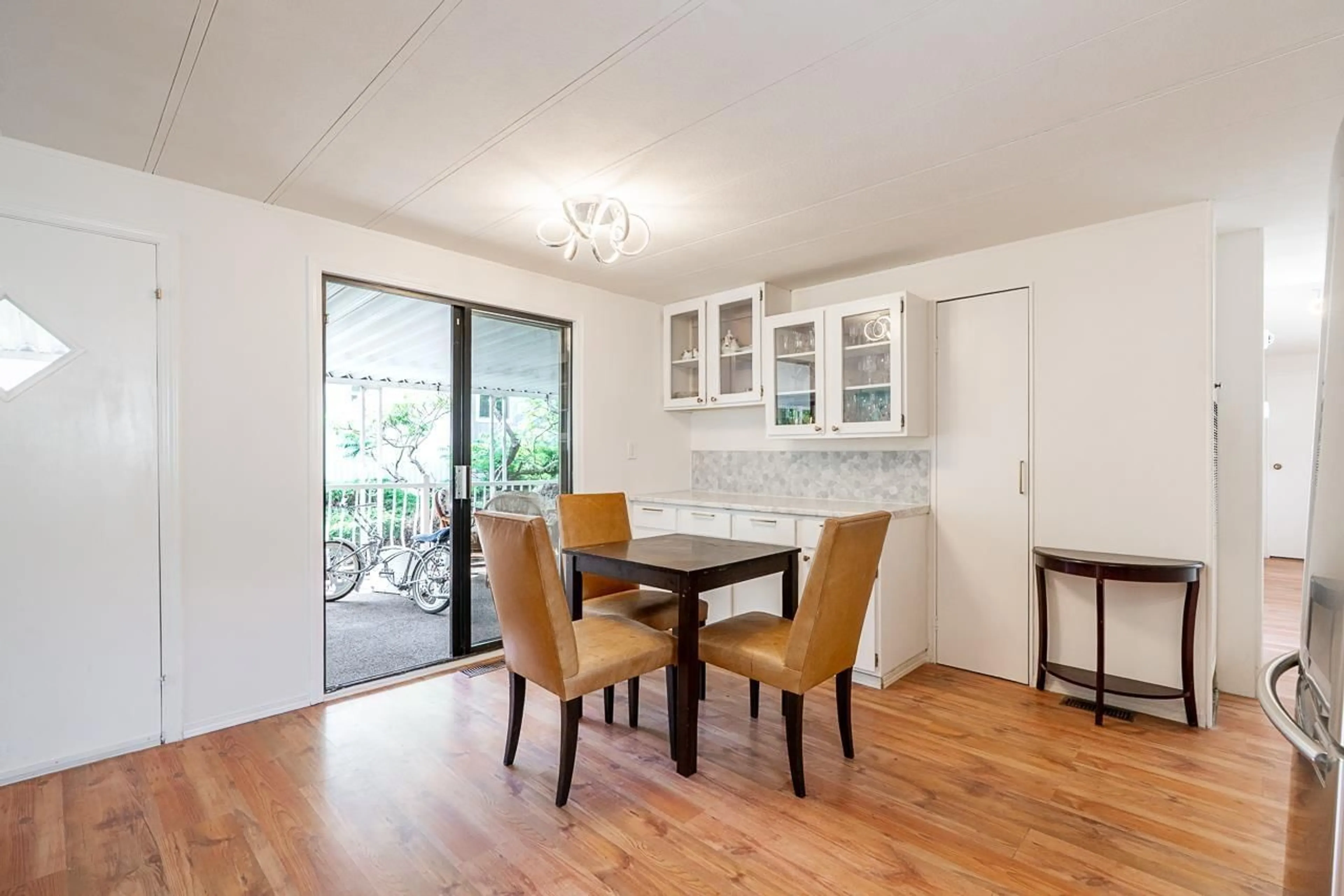 Dining room, wood/laminate floor for 5 - 13650 80 AVENUE, Surrey British Columbia V3W6J8