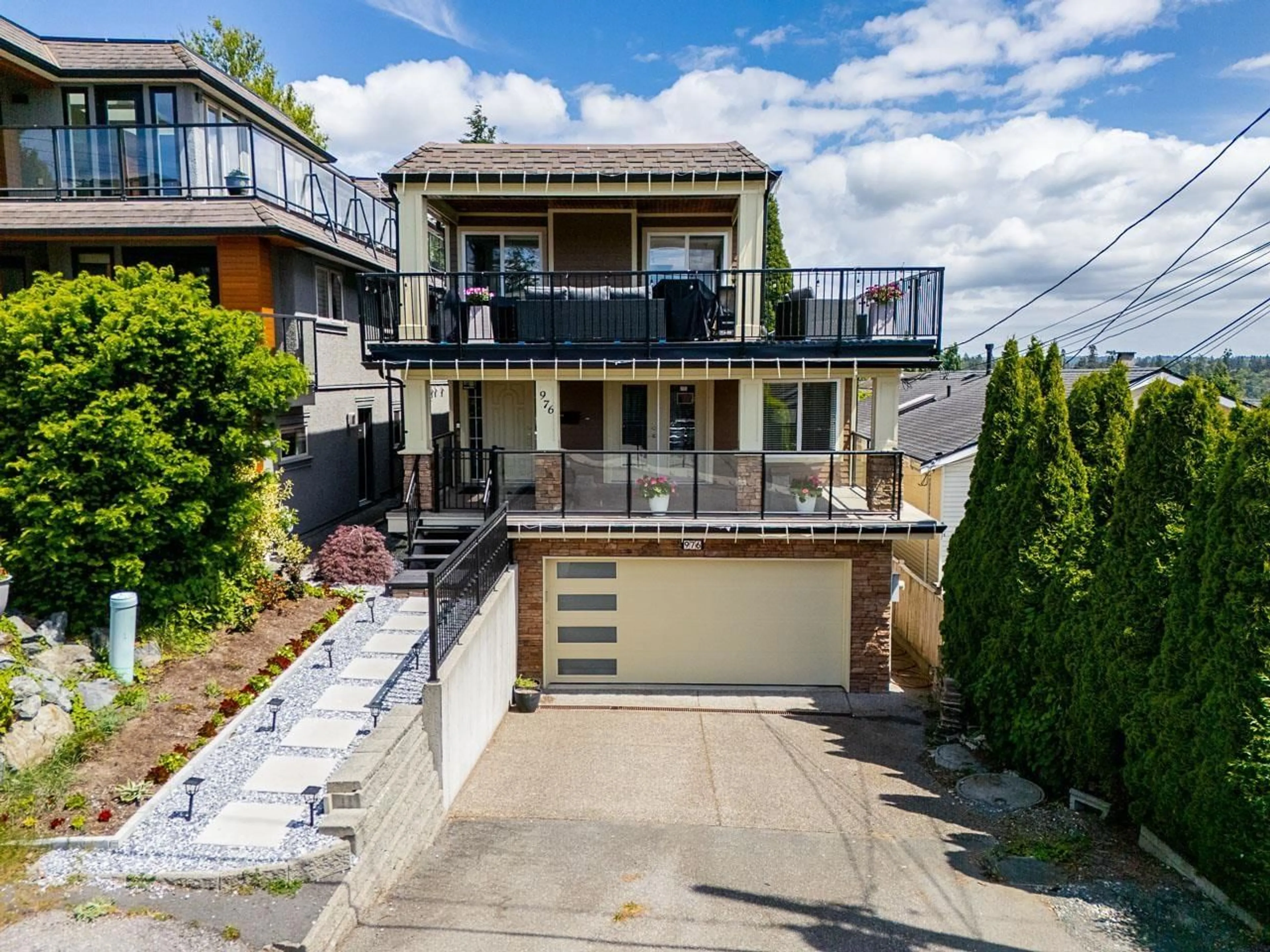 A pic from outside/outdoor area/front of a property/back of a property/a pic from drone, street for 976 PARKER STREET, White Rock British Columbia V4B4R4