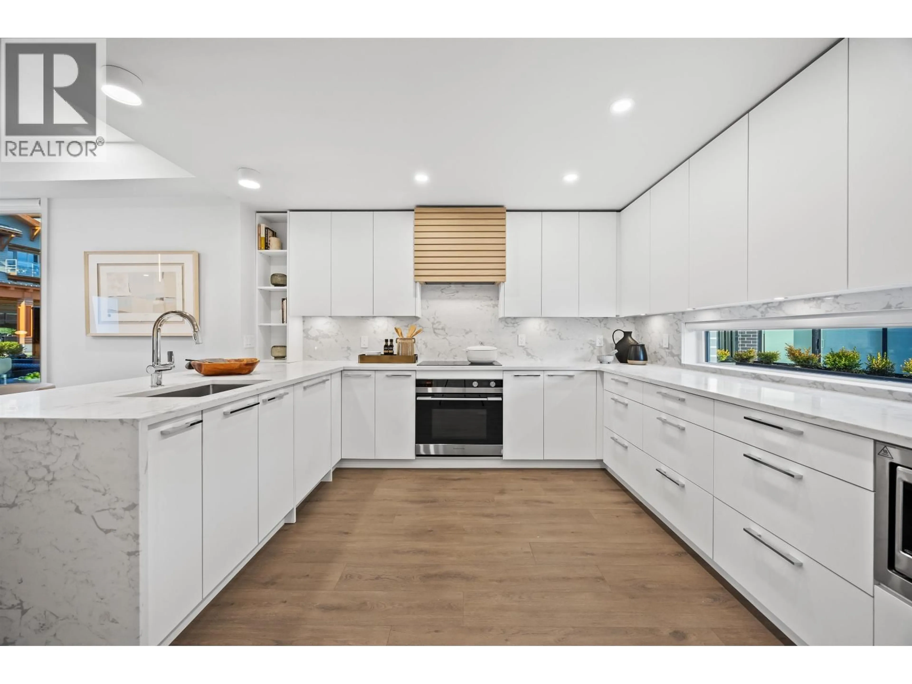 Contemporary kitchen, unknown for 3206 HIGHLAND BOULEVARD, North Vancouver British Columbia V7R2V9