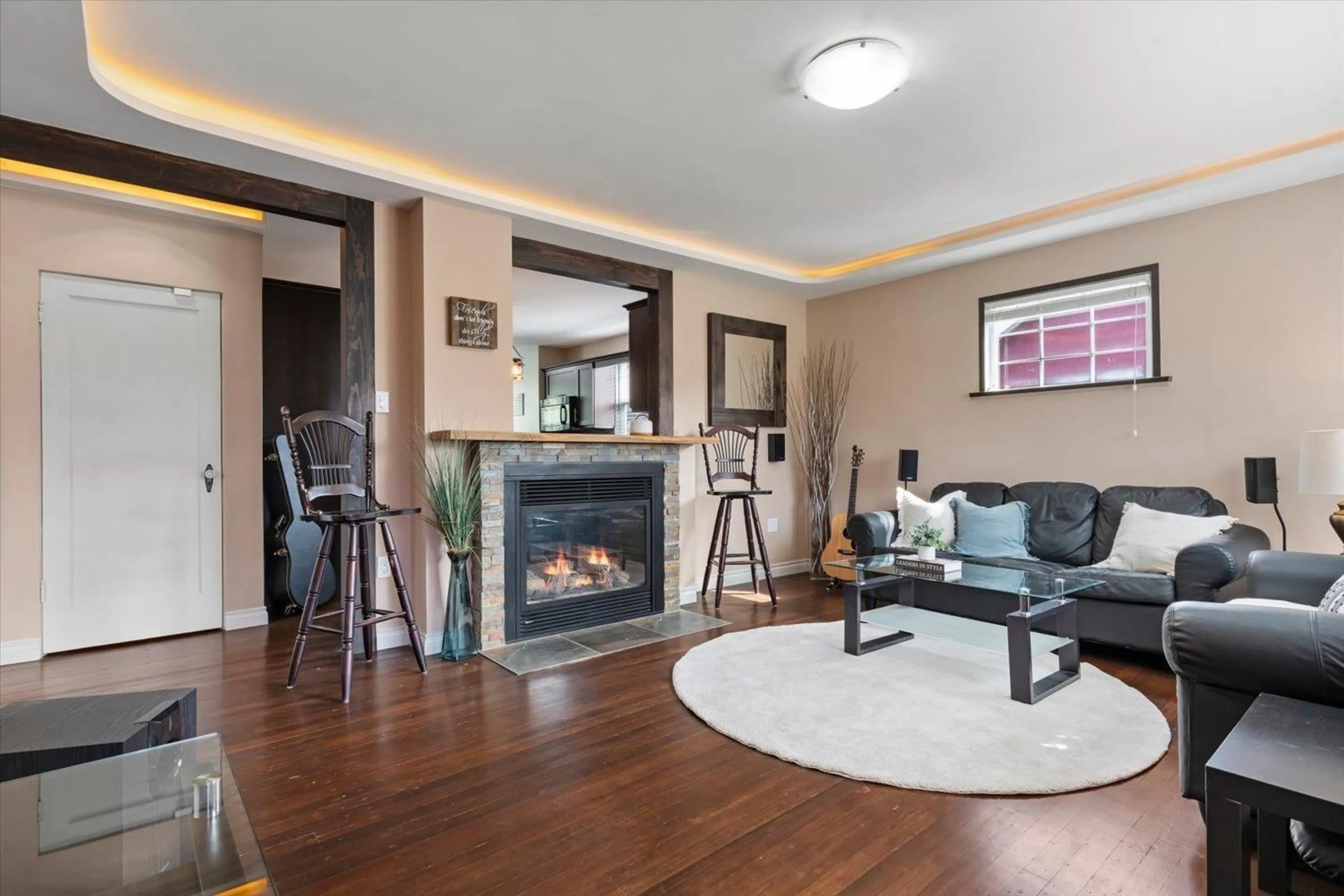 Living room with furniture, wood/laminate floor for 45407 WELLS ROAD, Chilliwack British Columbia V2R1H3
