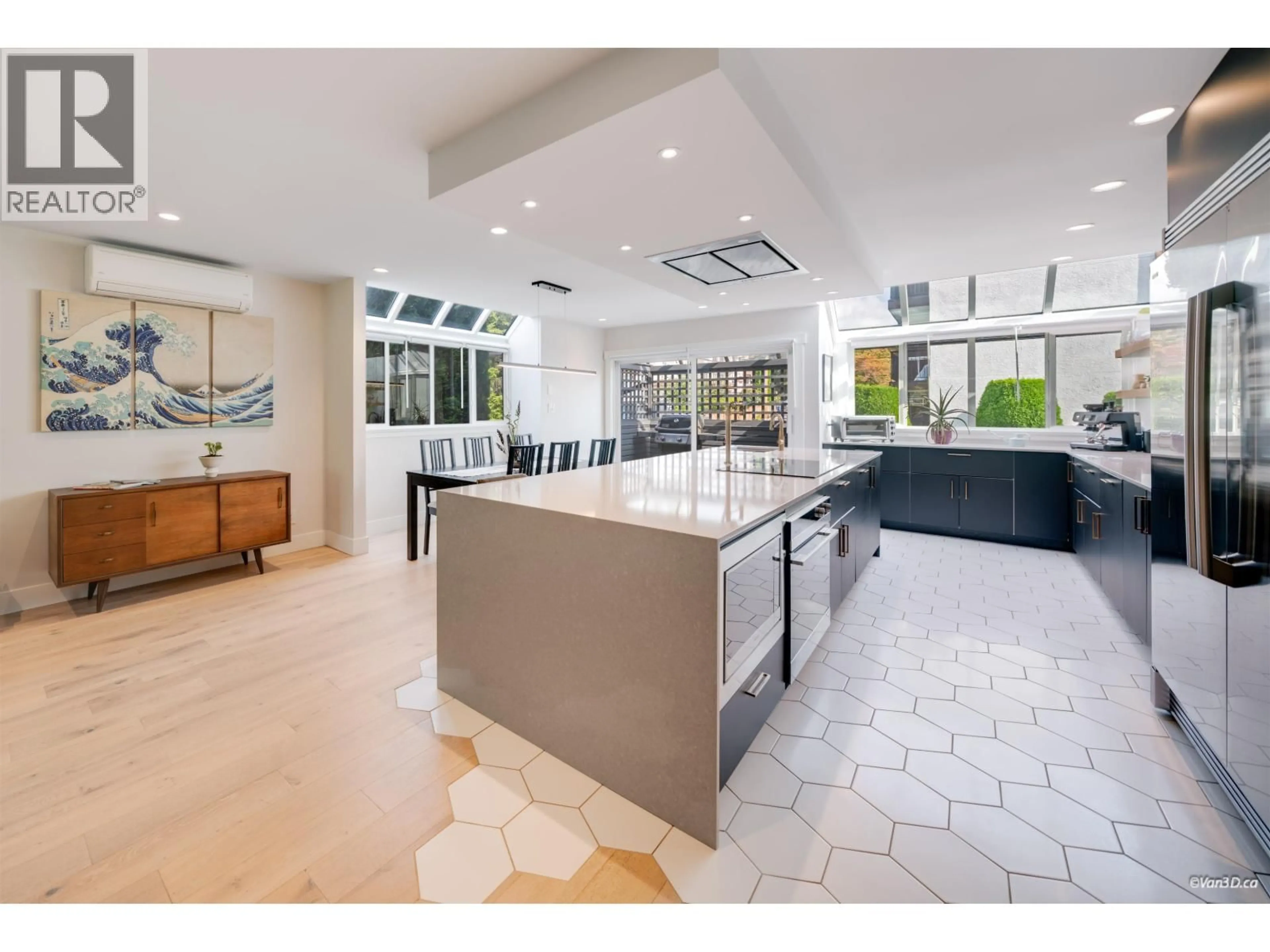 Open concept kitchen, ceramic/tile floor for 2022 CHESTERFIELD AVENUE, North Vancouver British Columbia V7M2P6