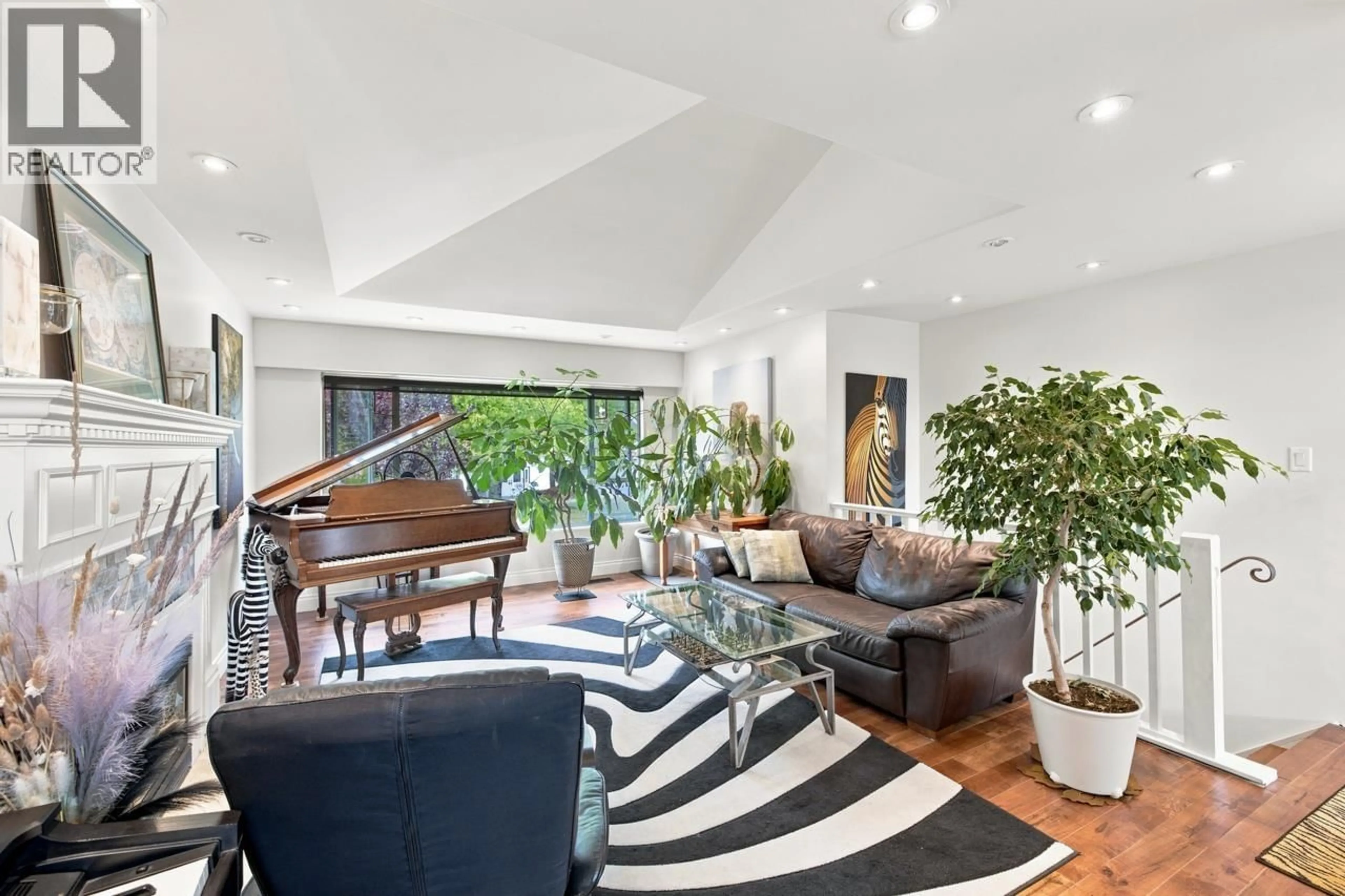 Living room with furniture, unknown for 9211 CHAPMOND CRESCENT, Richmond British Columbia V7E1M6