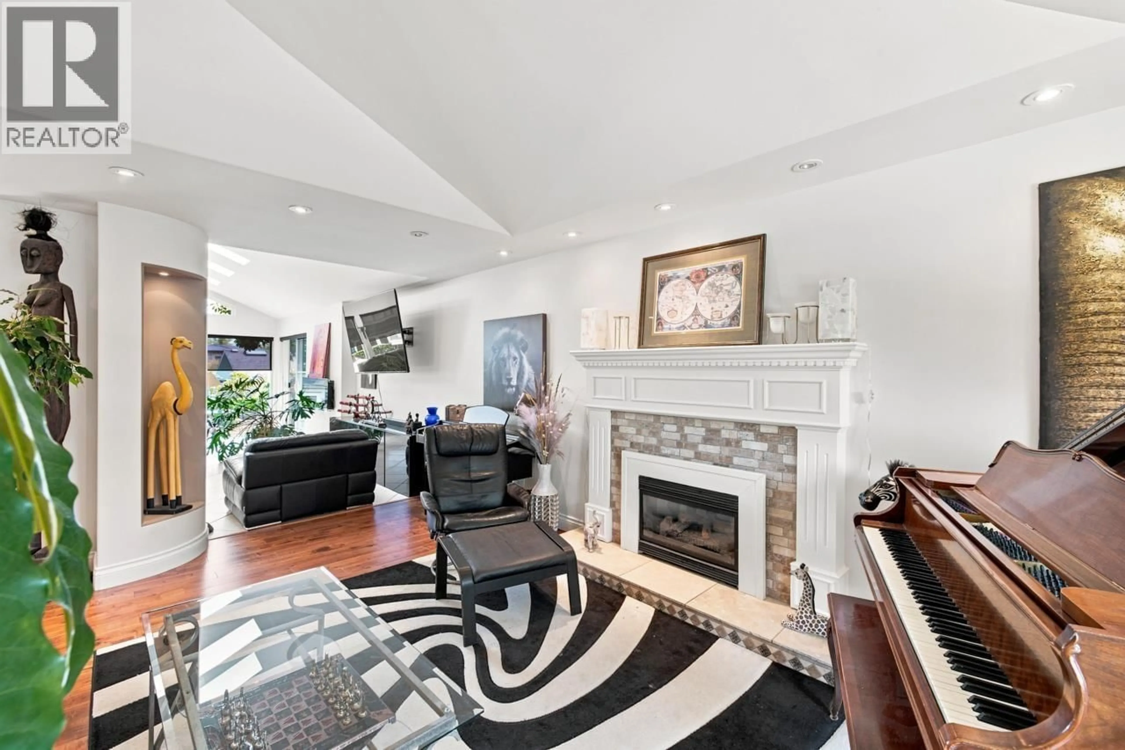 Living room with furniture, unknown for 9211 CHAPMOND CRESCENT, Richmond British Columbia V7E1M6