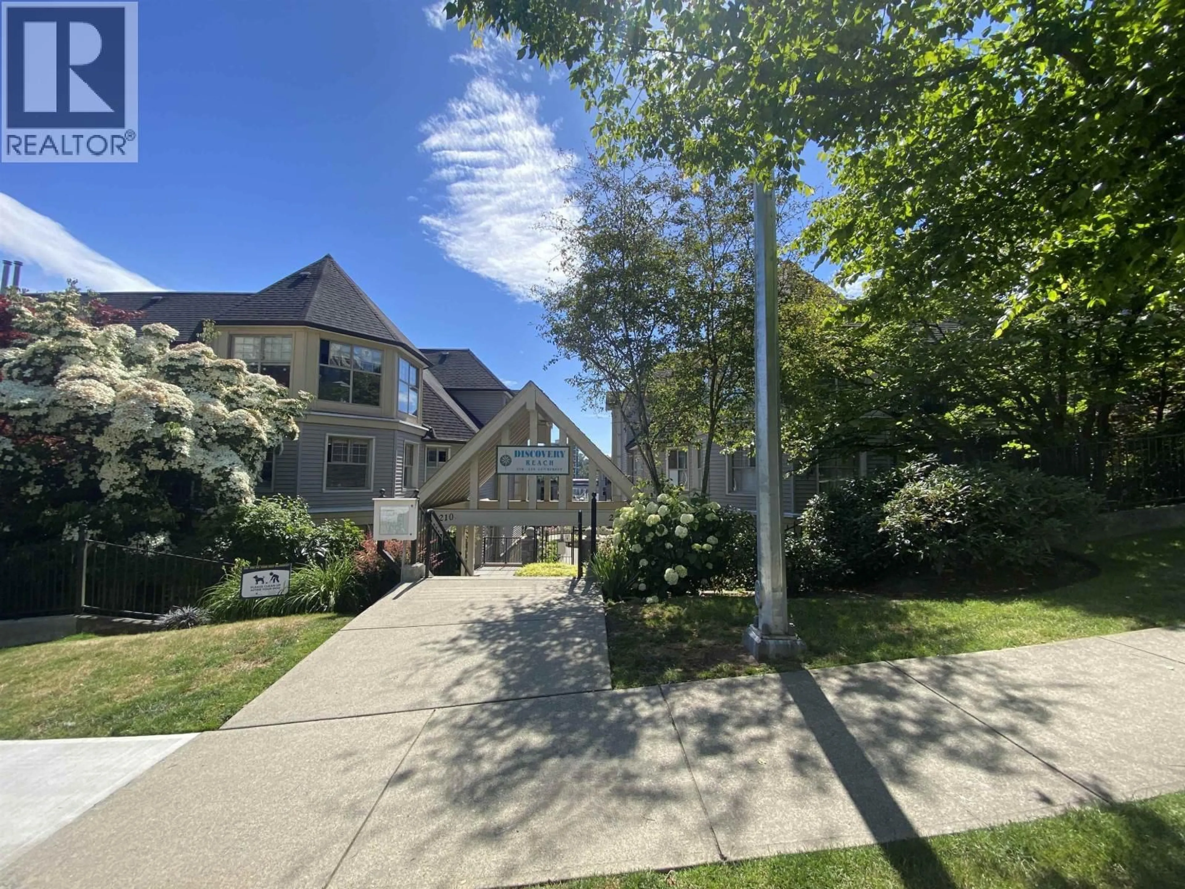 A pic from outside/outdoor area/front of a property/back of a property/a pic from drone, street for 211 - 214 ELEVENTH STREET, New Westminster British Columbia V3M4C9