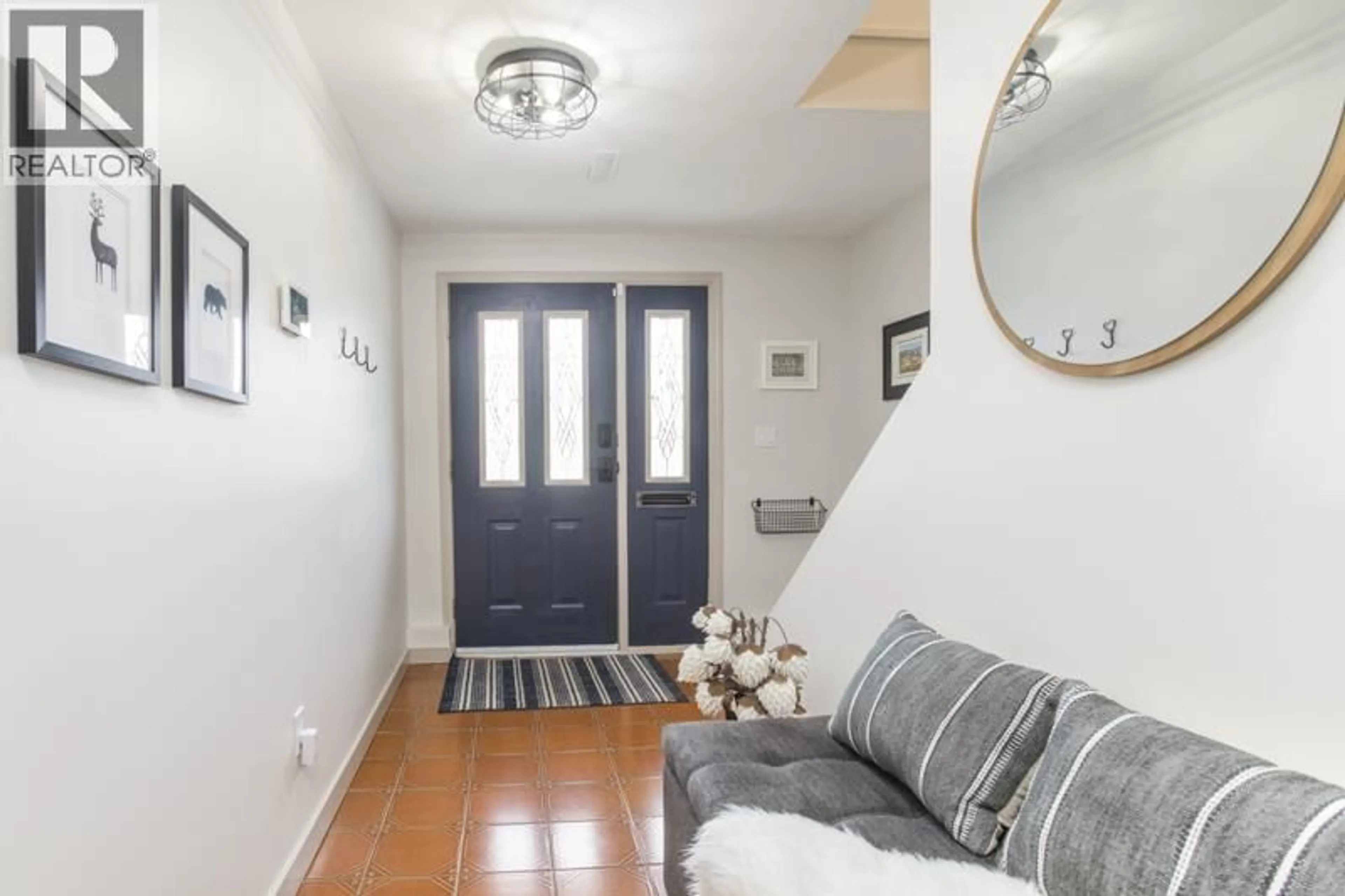 Indoor entryway for 5228 HOLLYFIELD AVENUE, Richmond British Columbia V7E4T8